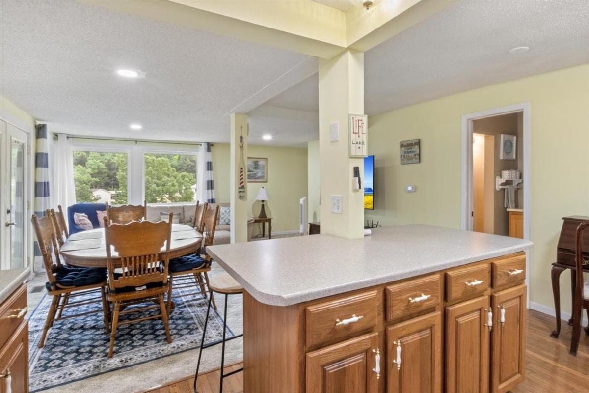 Lakefront Escape, Sunrise Views, Boat Slip & Community Dock Access
