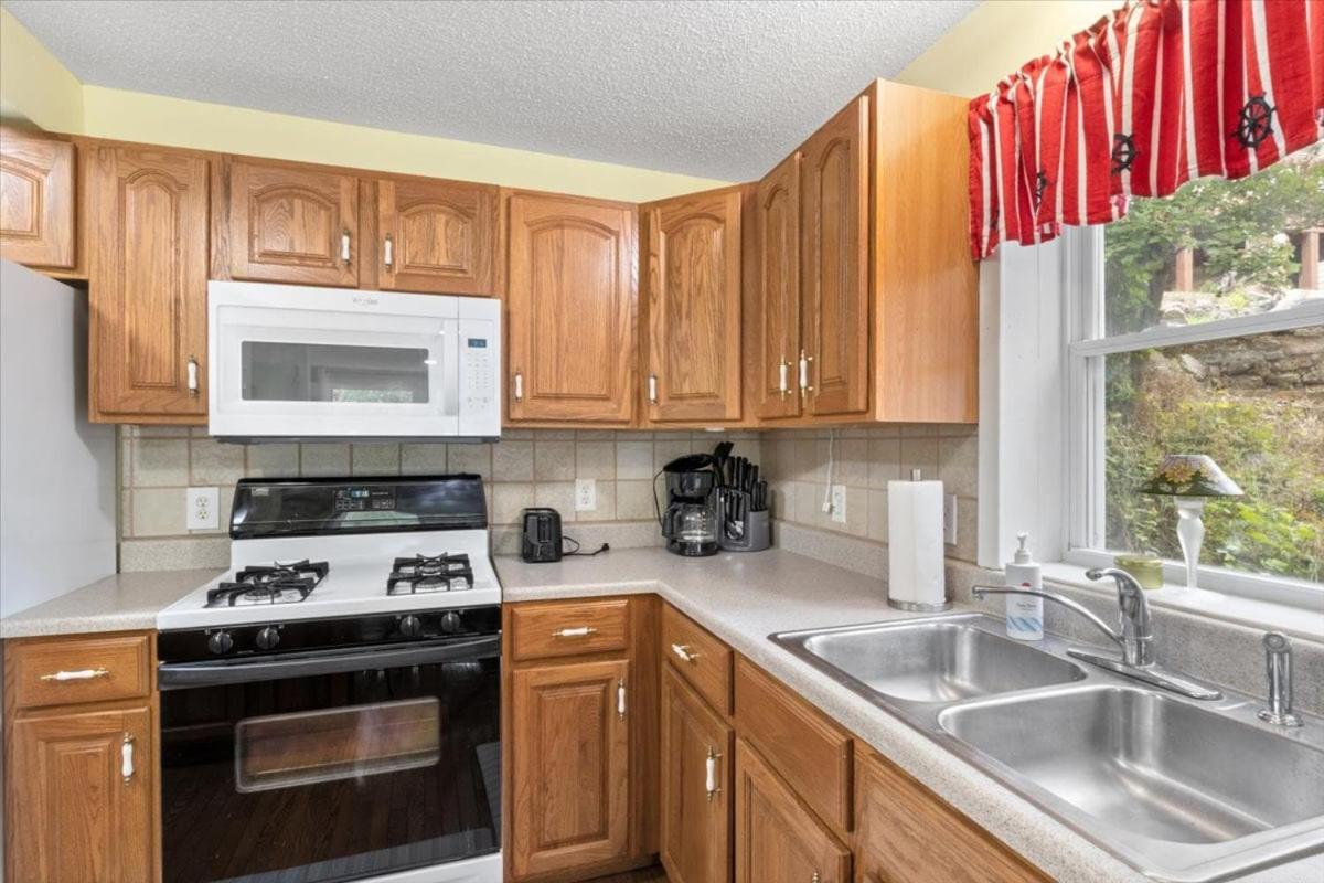 Lakefront Escape, Sunrise Views, Boat Slip & Community Dock Access