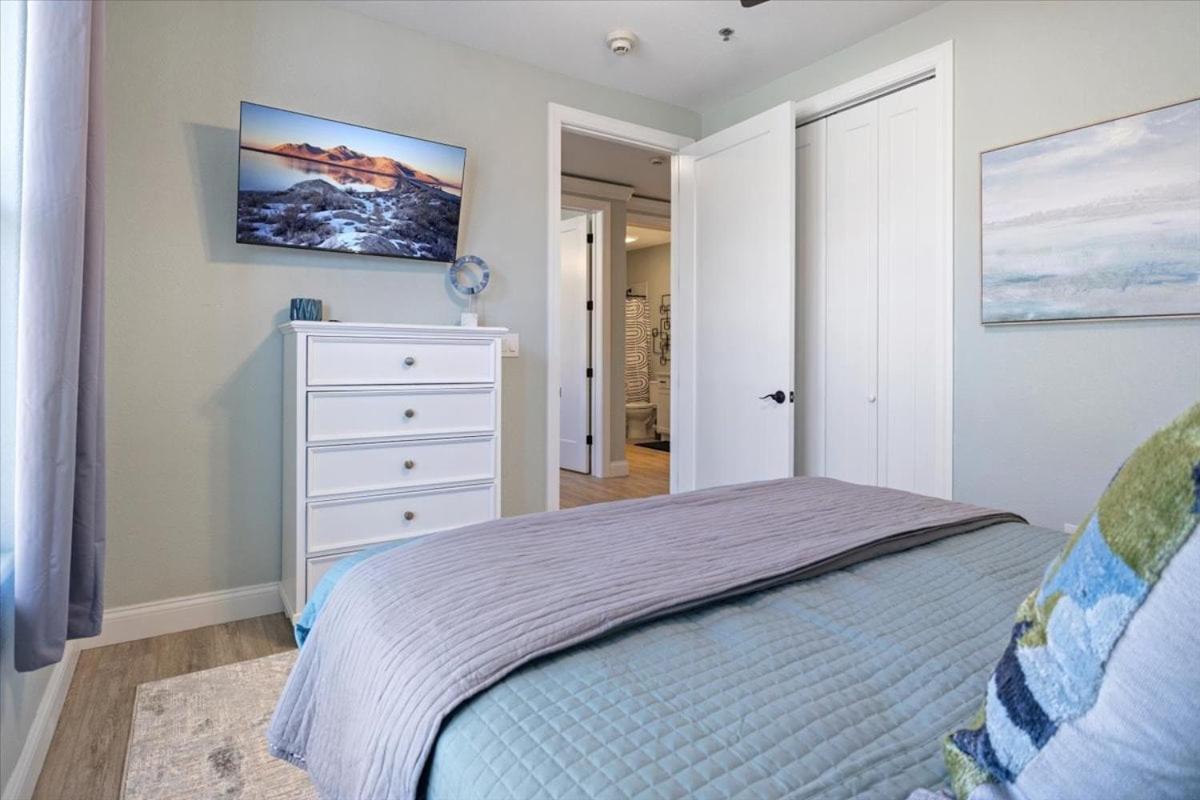 Newly Designed Topsider Condo w/ Beautiful Main Channel Views
