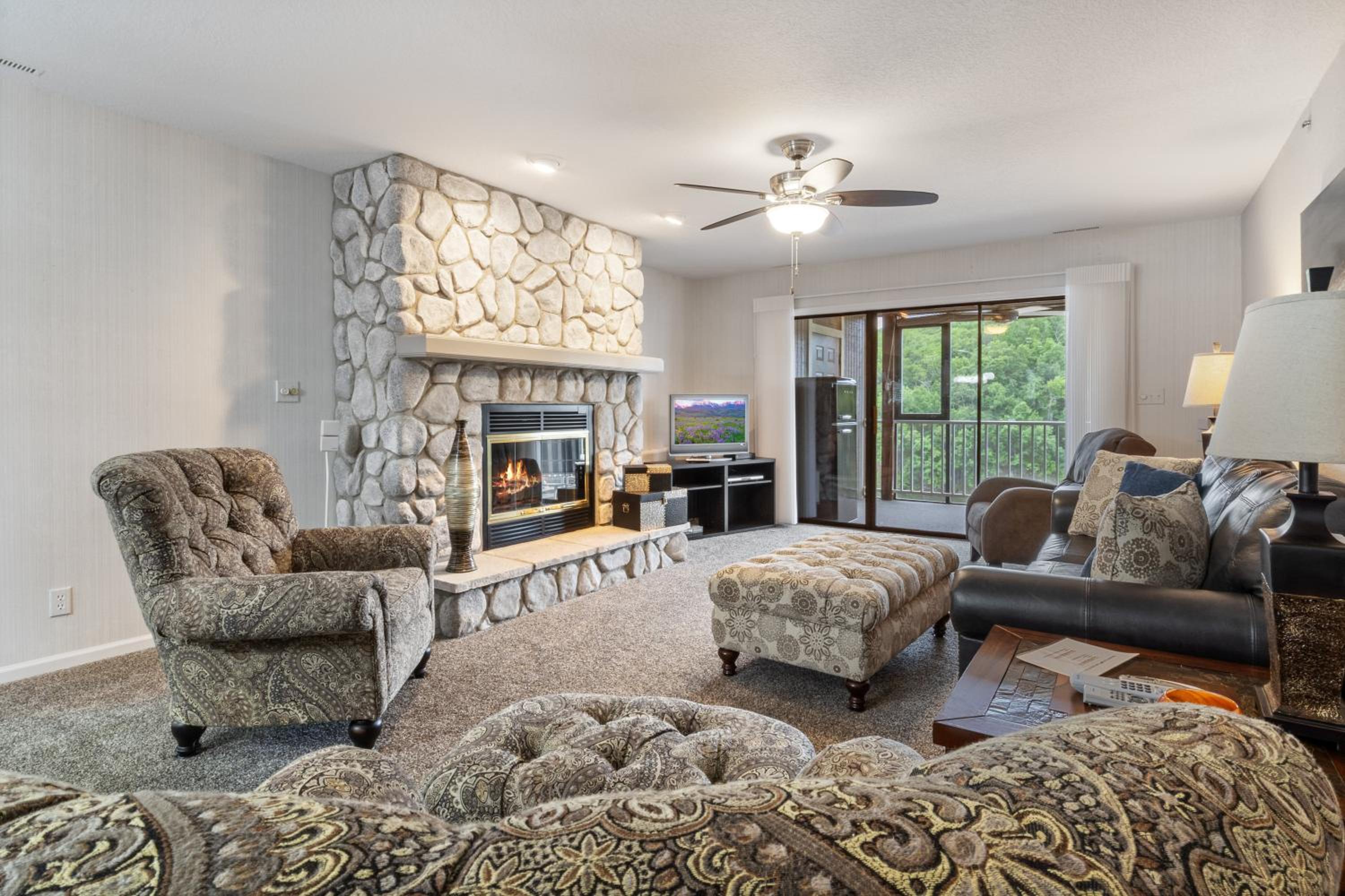 LazyDays Pet-Friendly Condo w/ Pool & Slip at 3M