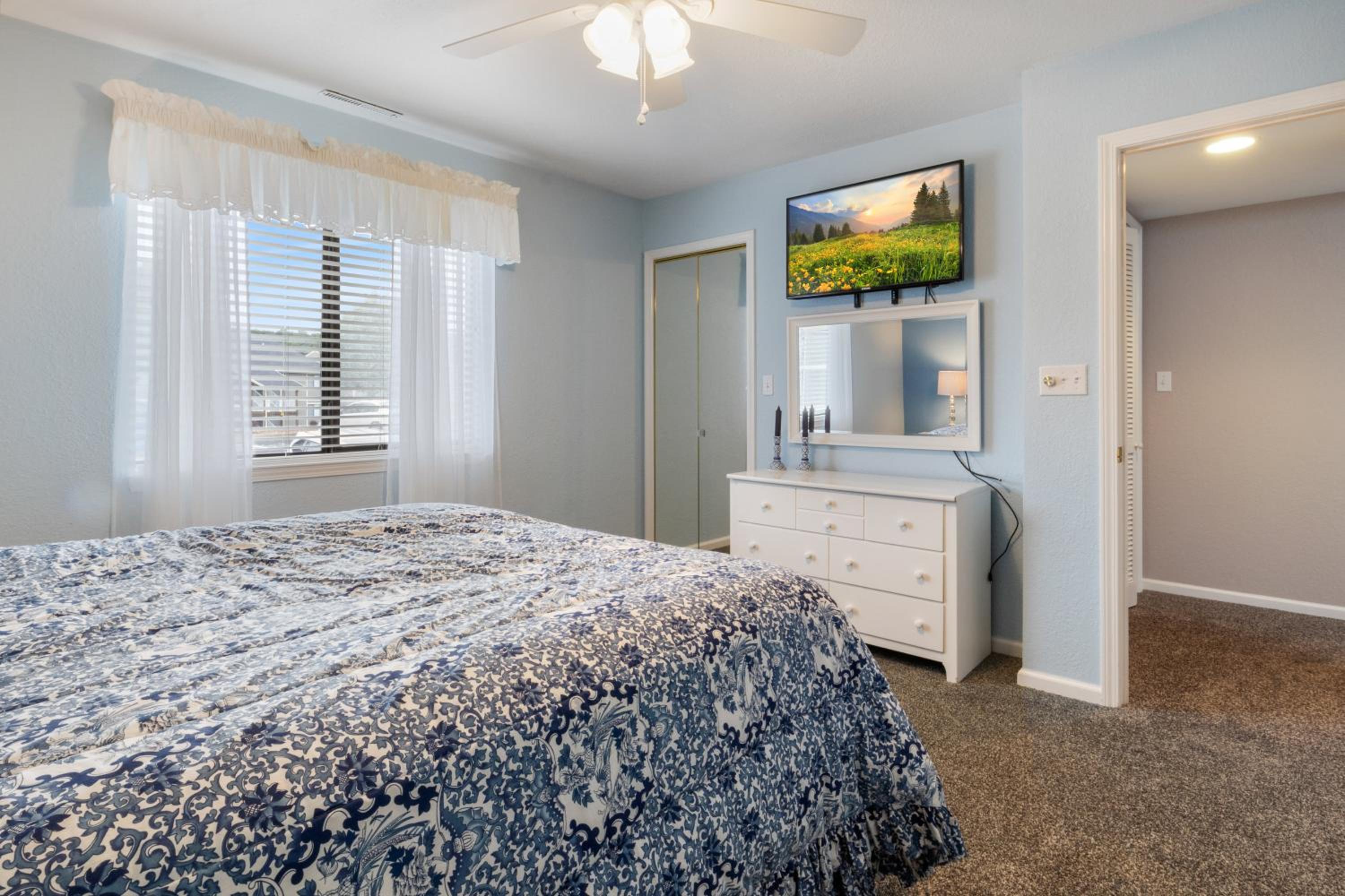 LazyDays Pet-Friendly Condo w/ Pool & Slip at 3M