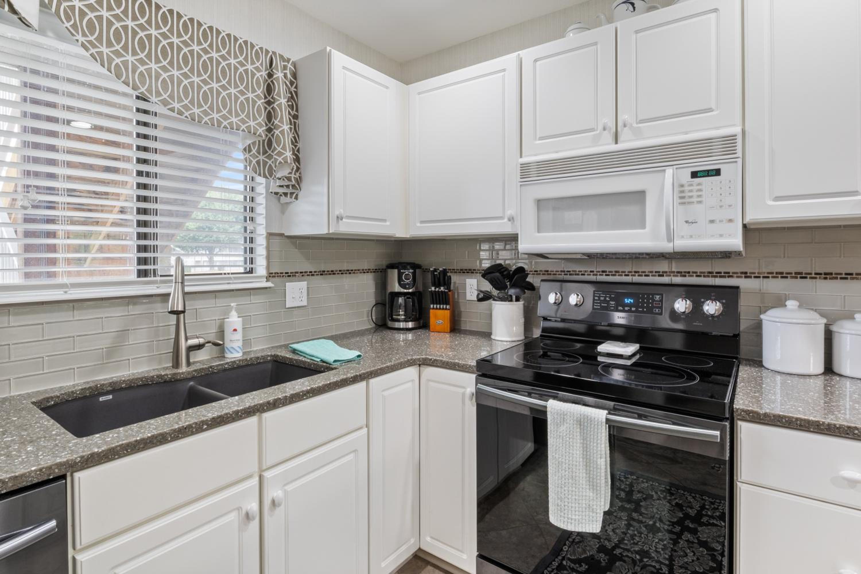 LazyDays Pet-Friendly Condo w/ Pool & Slip at 3M