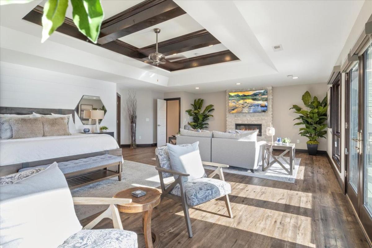 LOTO Pointe, Updated Luxury Home w/ Boat & PWC Slip, Boat Ramp, Firepits, Pool Table & More!