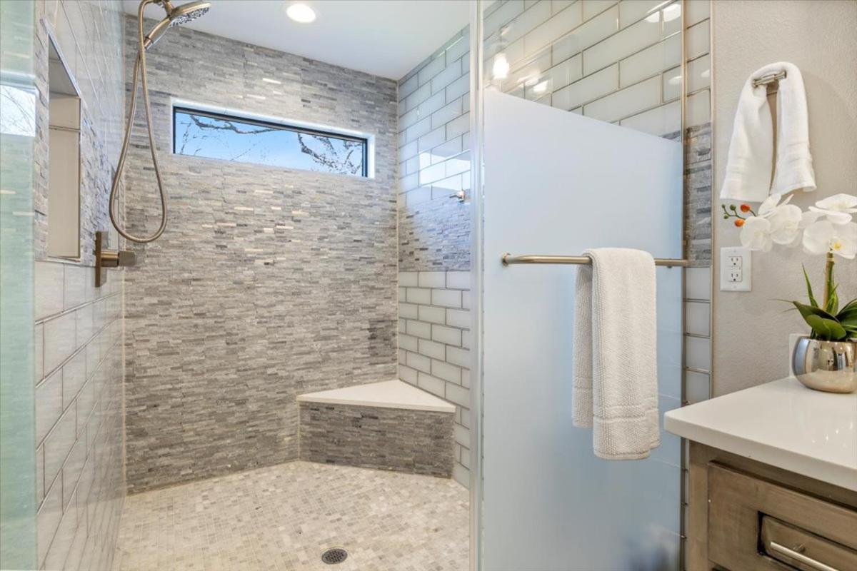 LOTO Pointe, Updated Luxury Home w/ Boat & PWC Slip, Boat Ramp, Firepits, Pool Table & More!