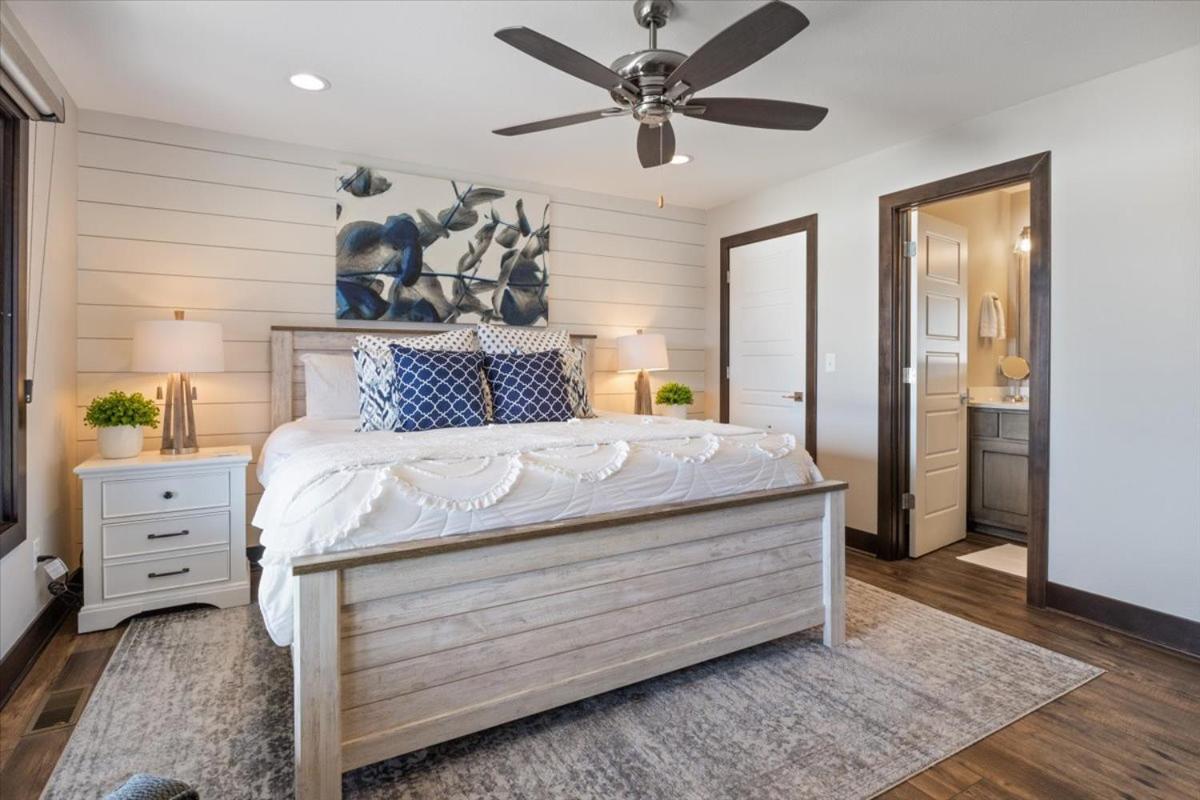 LOTO Pointe, Updated Luxury Home w/ Boat & PWC Slip, Boat Ramp, Firepits, Pool Table & More!