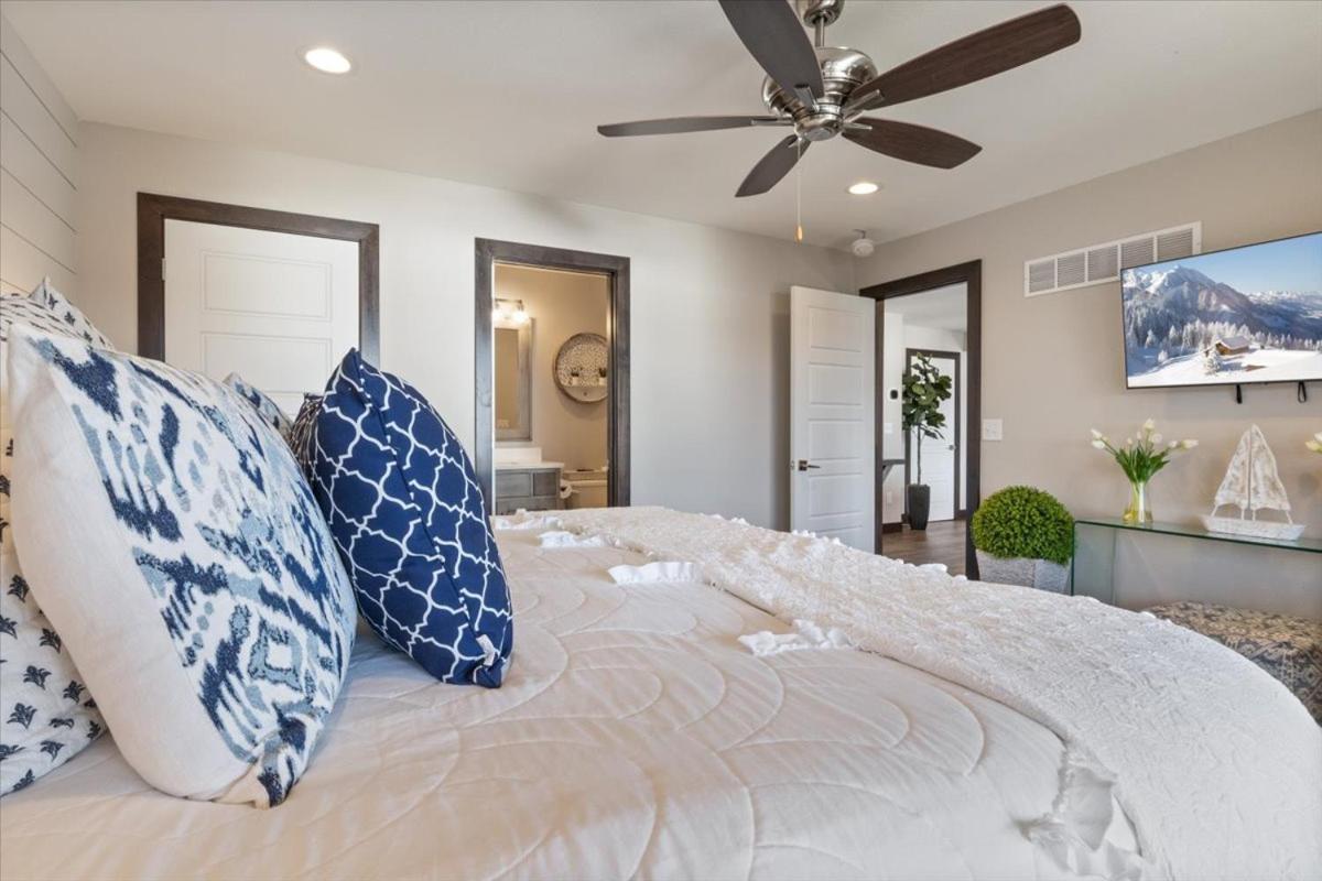 LOTO Pointe, Updated Luxury Home w/ Boat & PWC Slip, Boat Ramp, Firepits, Pool Table & More!