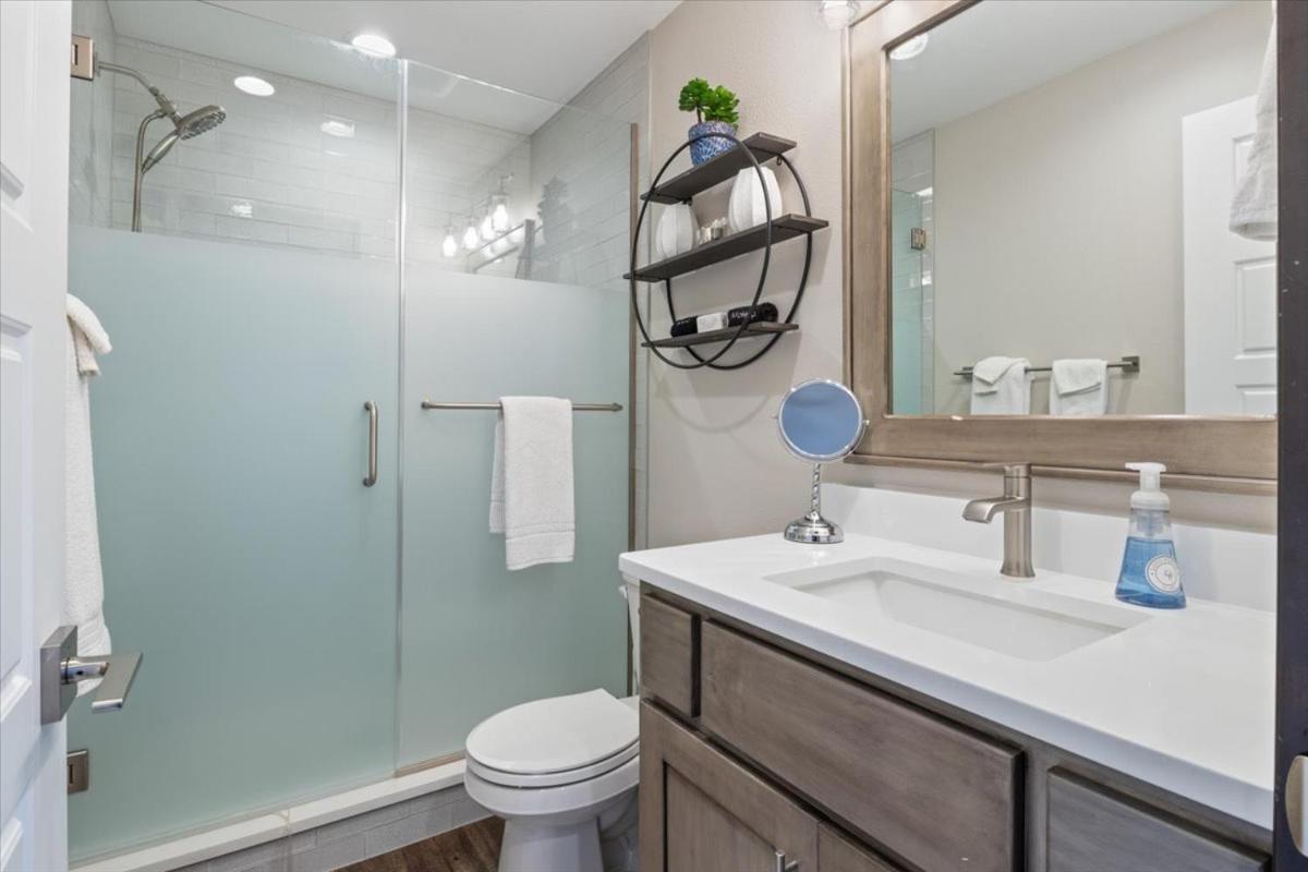LOTO Pointe, Updated Luxury Home w/ Boat & PWC Slip, Boat Ramp, Firepits, Pool Table & More!