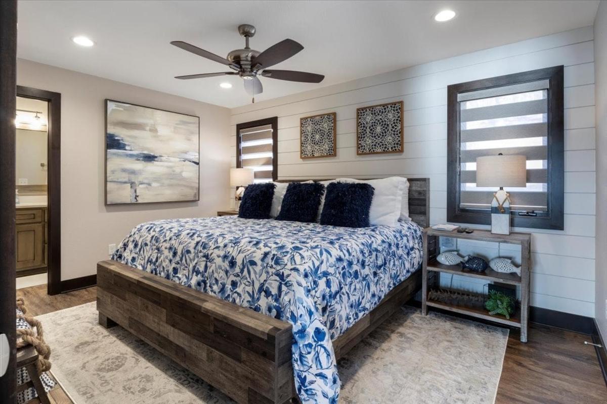LOTO Pointe, Updated Luxury Home w/ Boat & PWC Slip, Boat Ramp, Firepits, Pool Table & More!