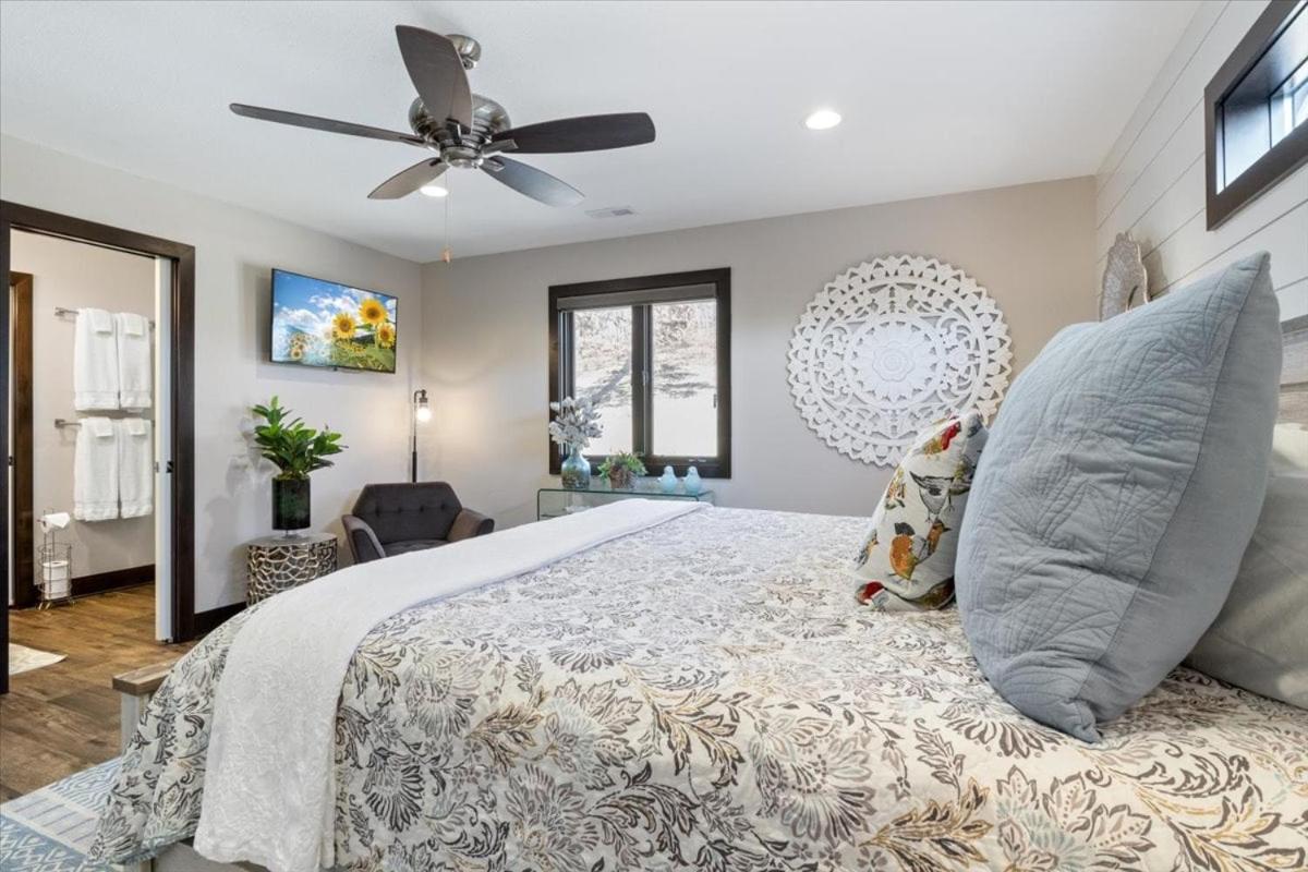 LOTO Pointe, Updated Luxury Home w/ Boat & PWC Slip, Boat Ramp, Firepits, Pool Table & More!