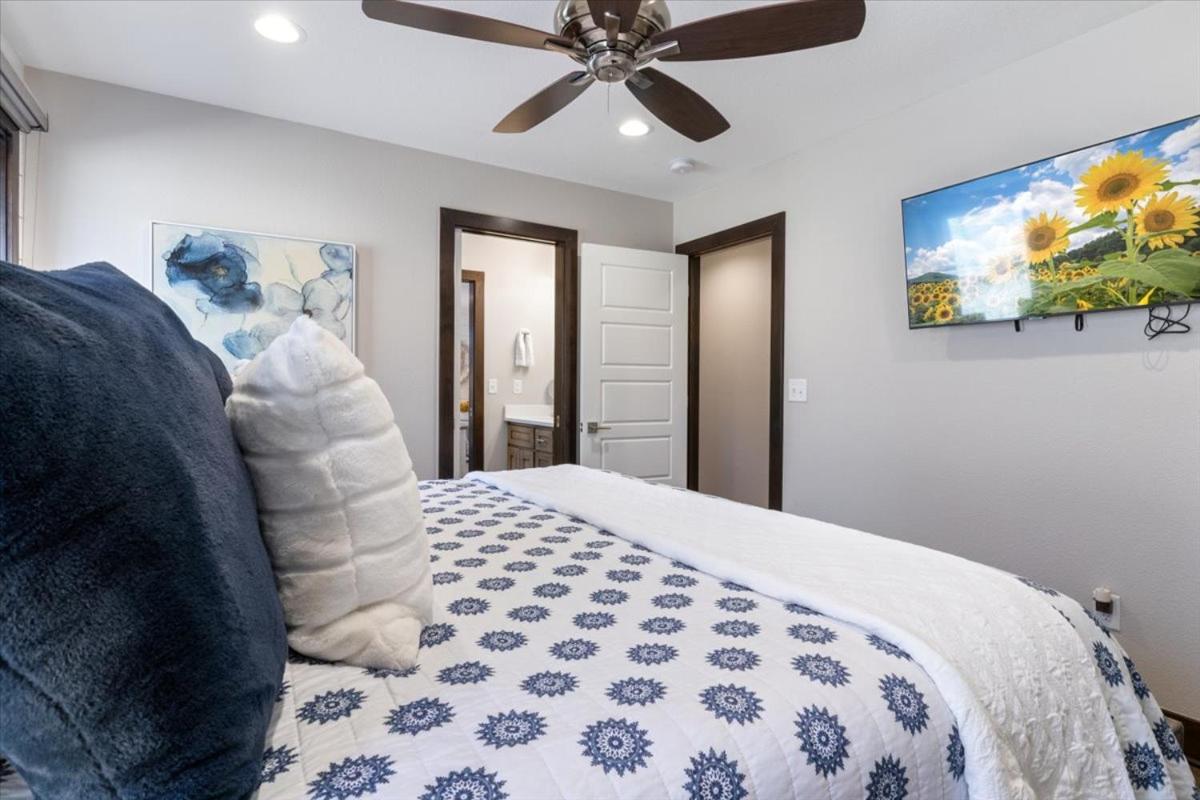 LOTO Pointe, Updated Luxury Home w/ Boat & PWC Slip, Boat Ramp, Firepits, Pool Table & More!