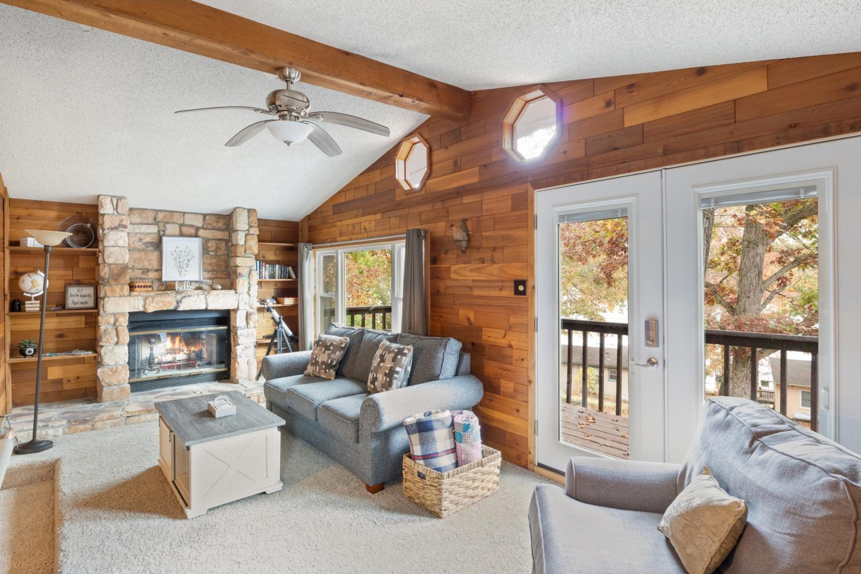 Stunning Lake View On A Nice & Quiet Relaxing Home