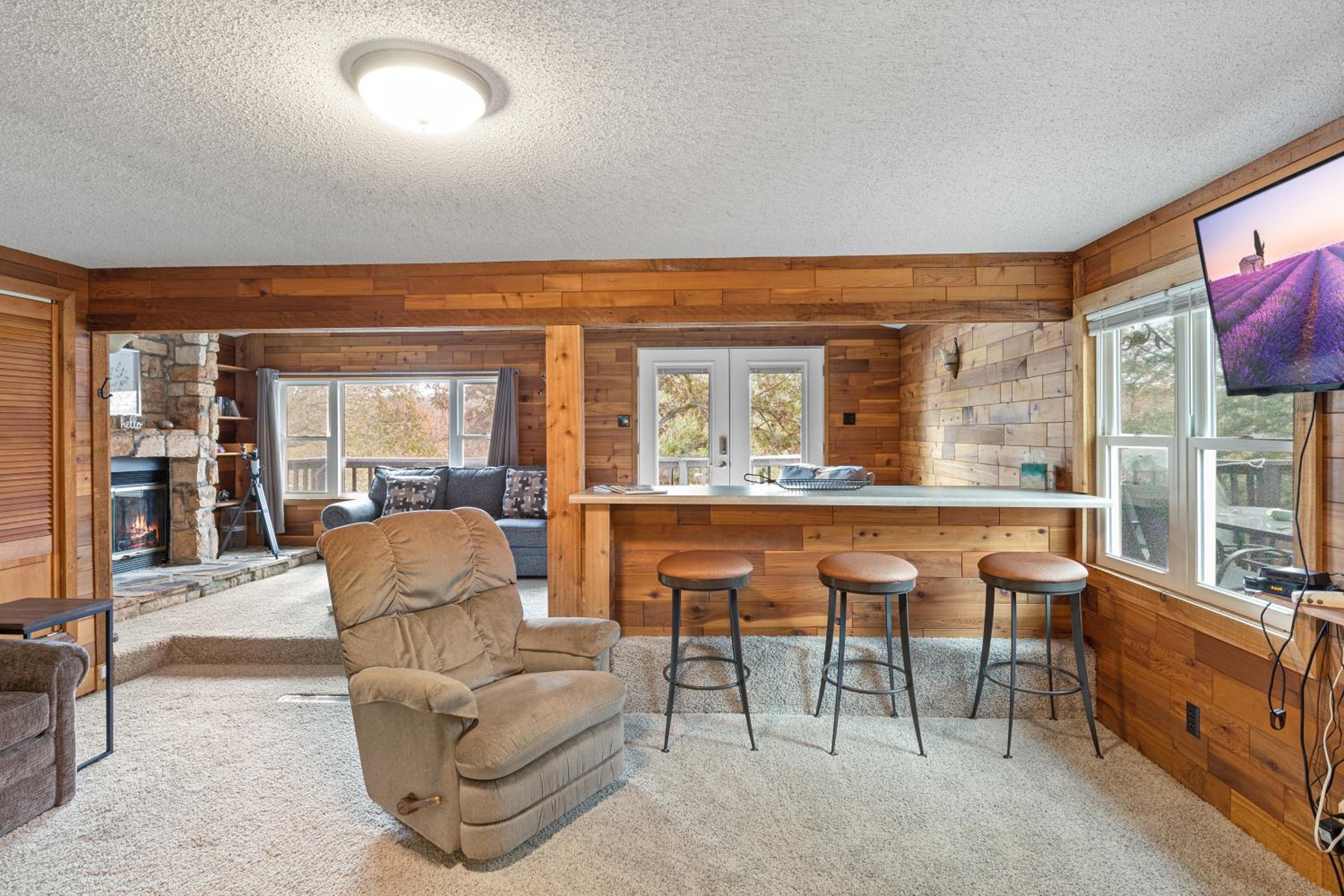 Stunning Lake View On A Nice & Quiet Relaxing Home