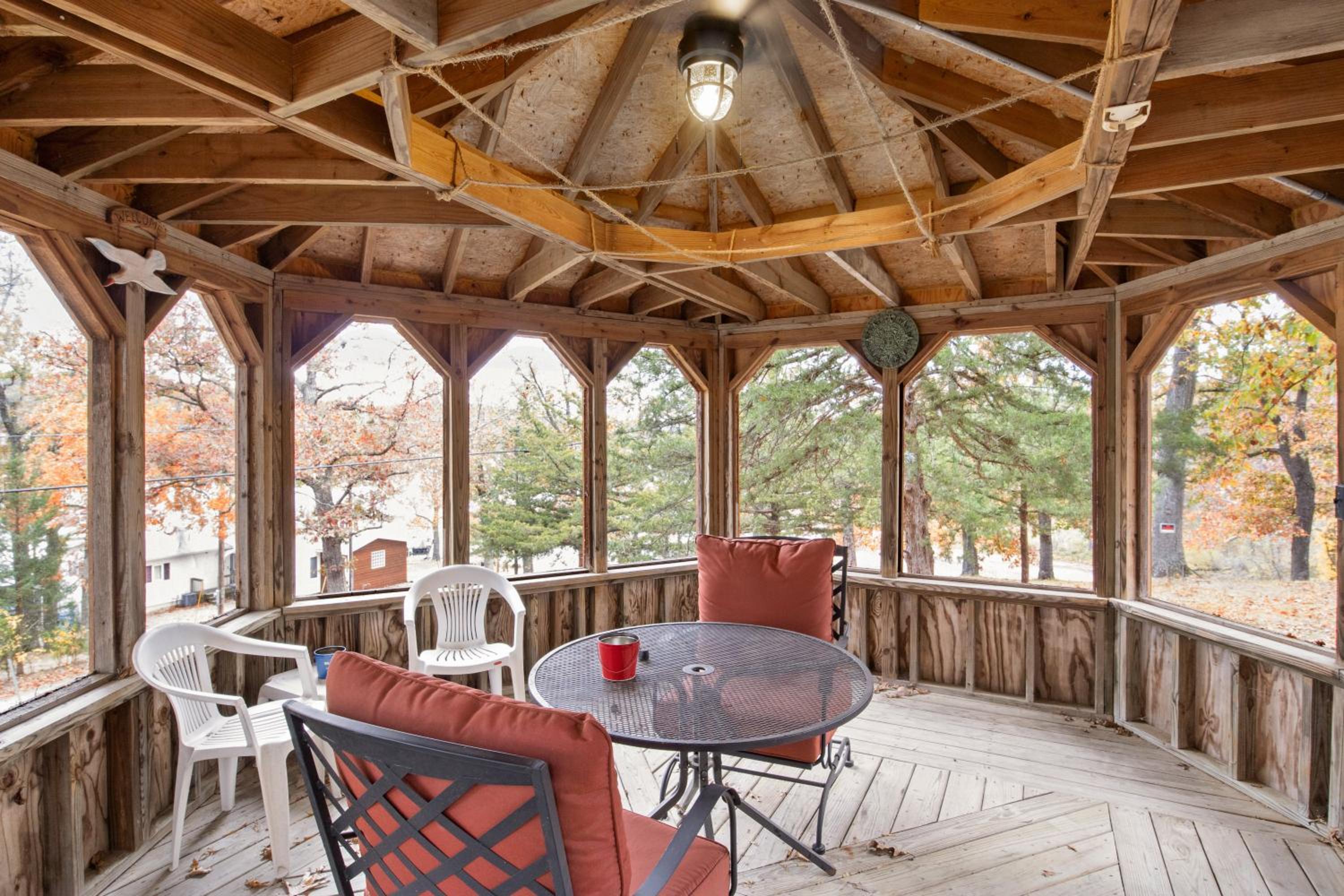 Stunning Lake View On A Nice & Quiet Relaxing Home