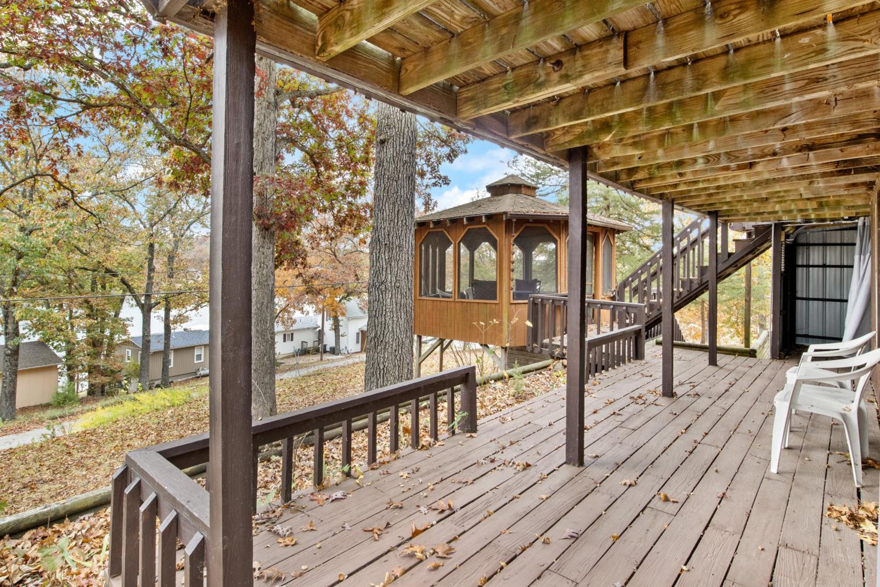 Stunning Lake View On A Nice & Quiet Relaxing Home