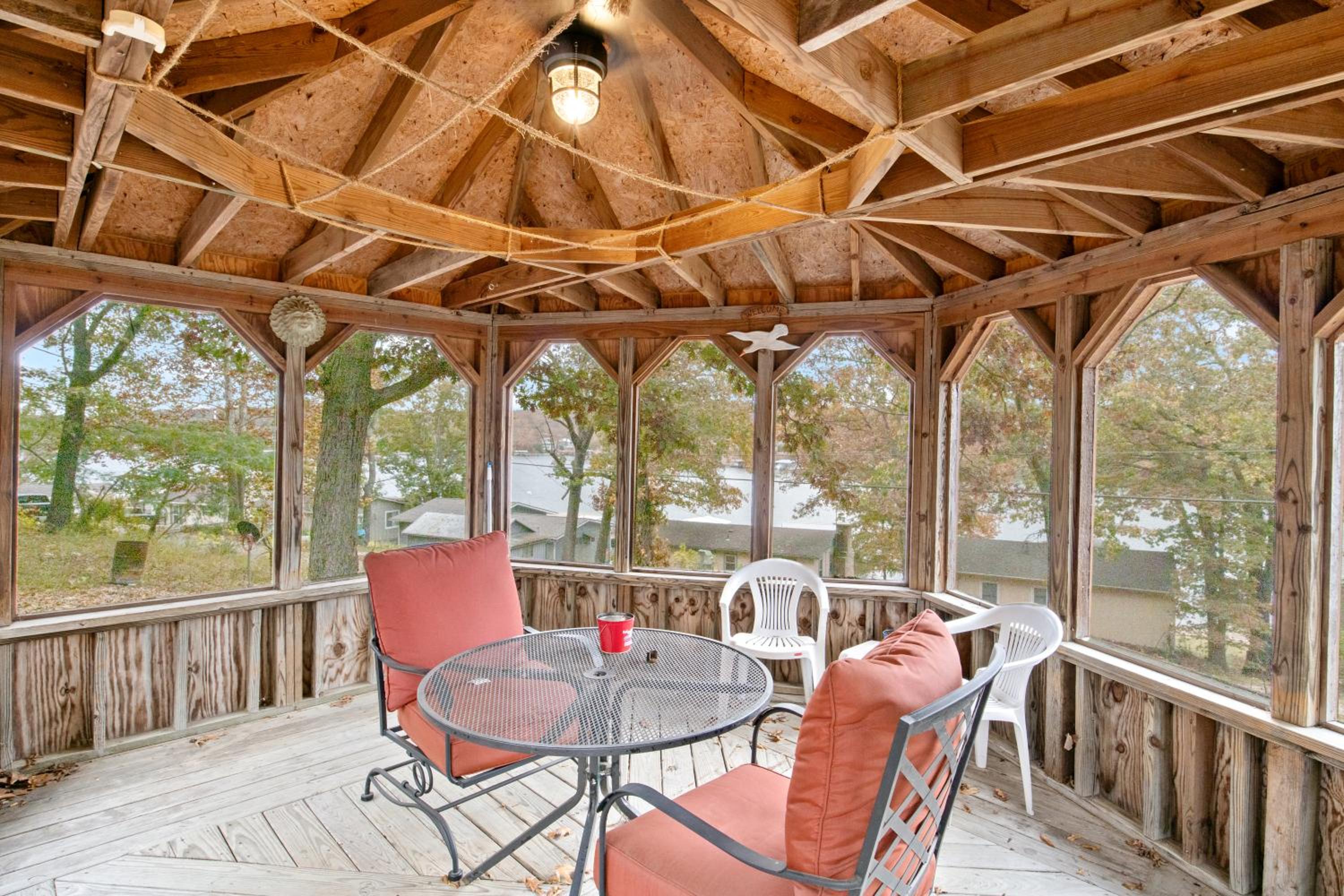 Stunning Lake View On A Nice & Quiet Relaxing Home