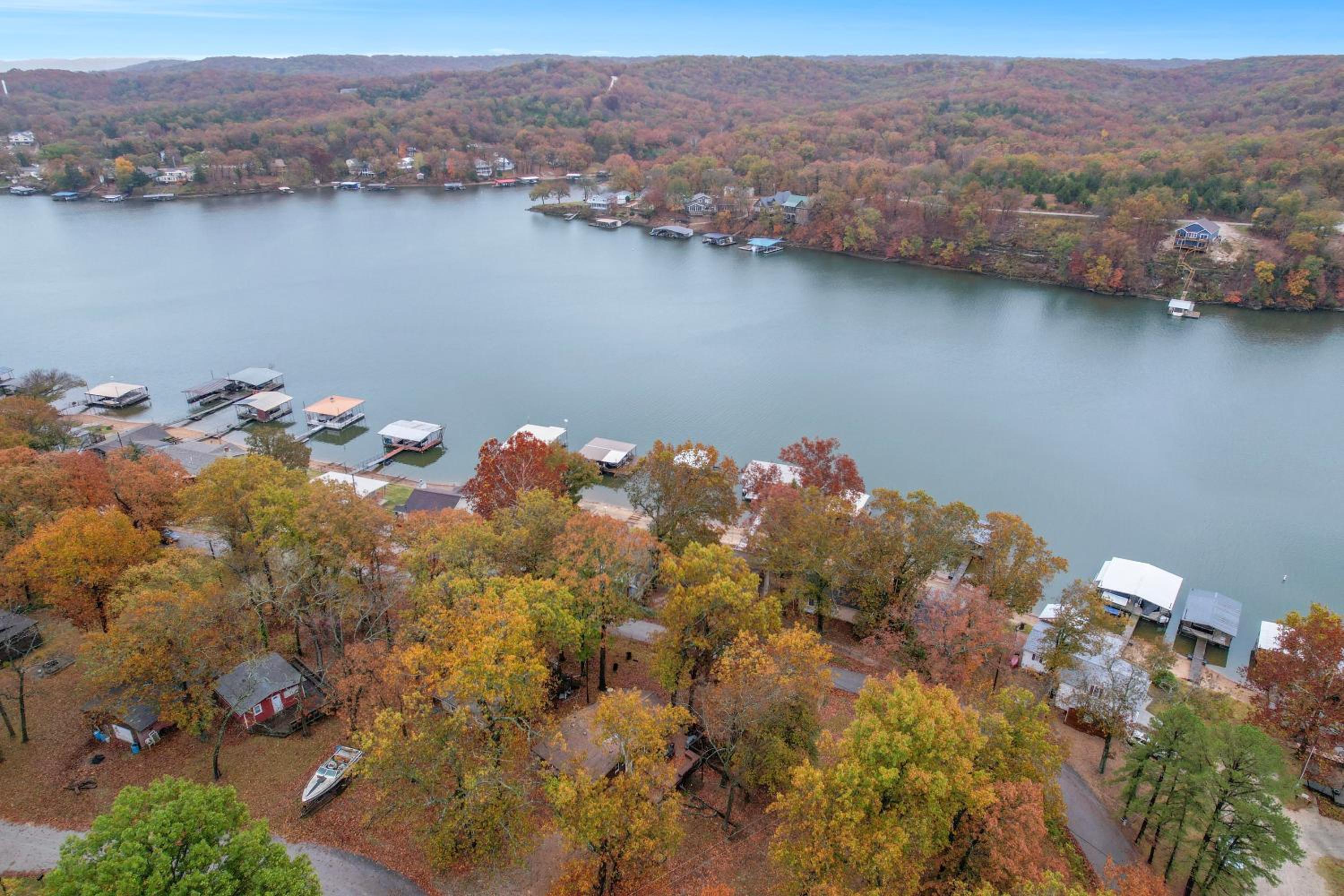 Stunning Lake View On A Nice & Quiet Relaxing Home