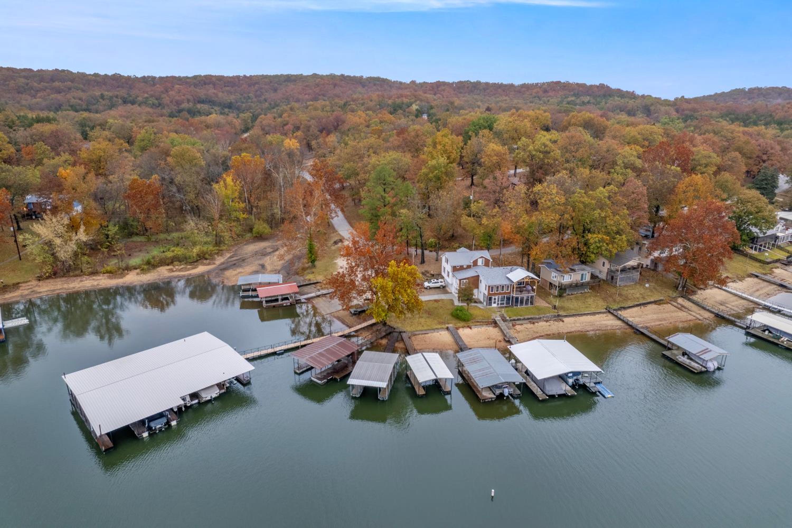 Stunning Lake View On A Nice & Quiet Relaxing Home