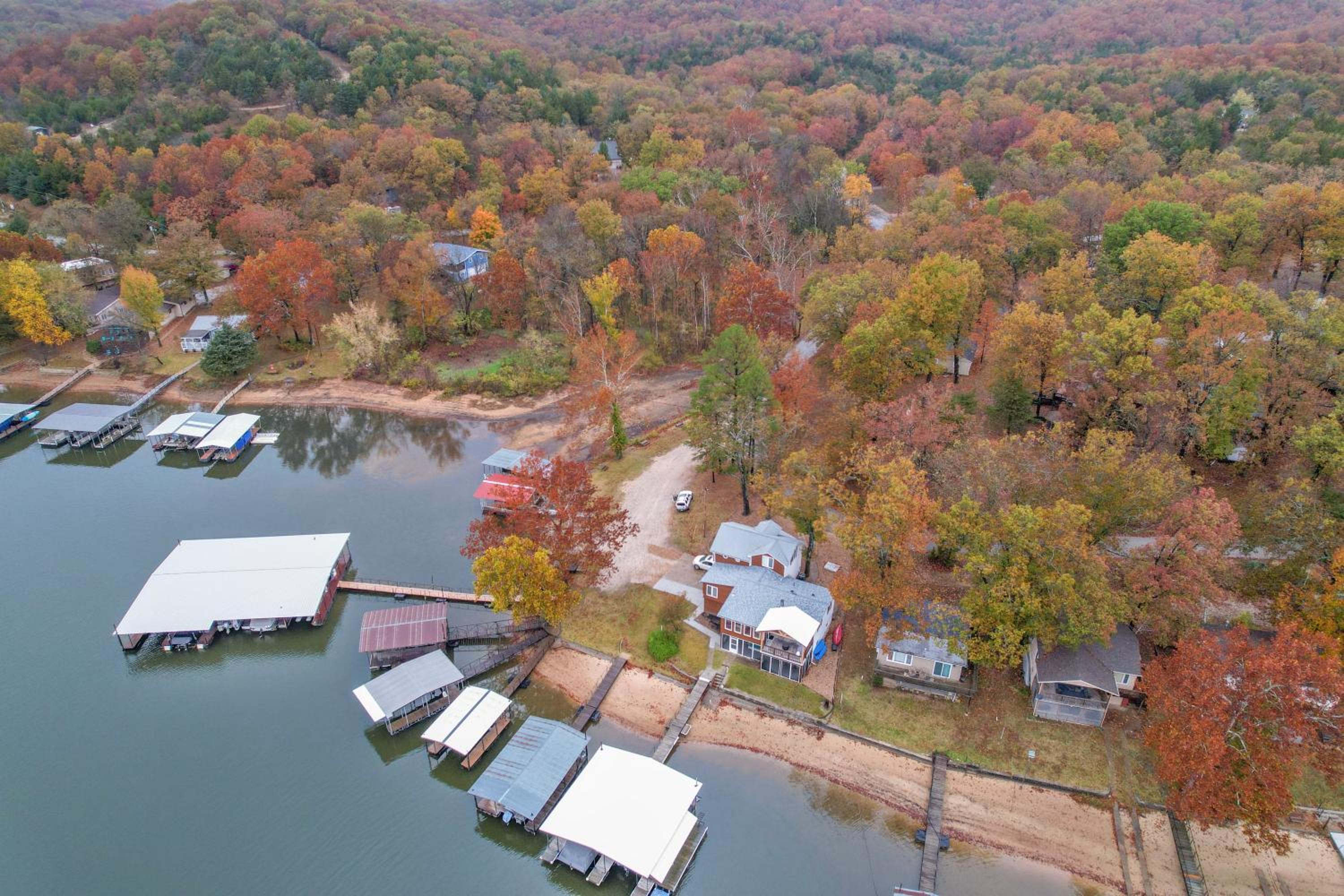 Stunning Lake View On A Nice & Quiet Relaxing Home