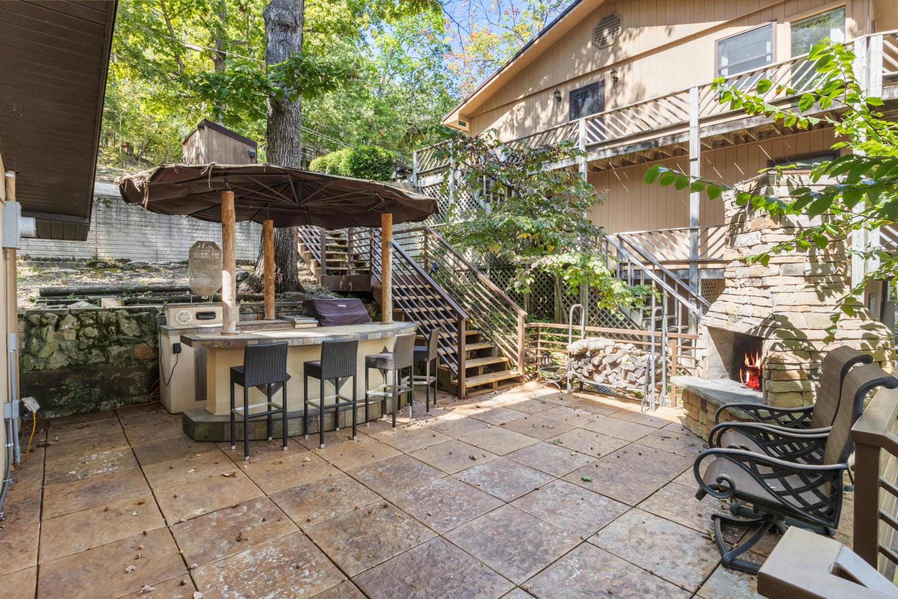 Spacious, Quiet & Great Cove, Nearby Attractions, Private Dock, Fireplace, Expansive Deck