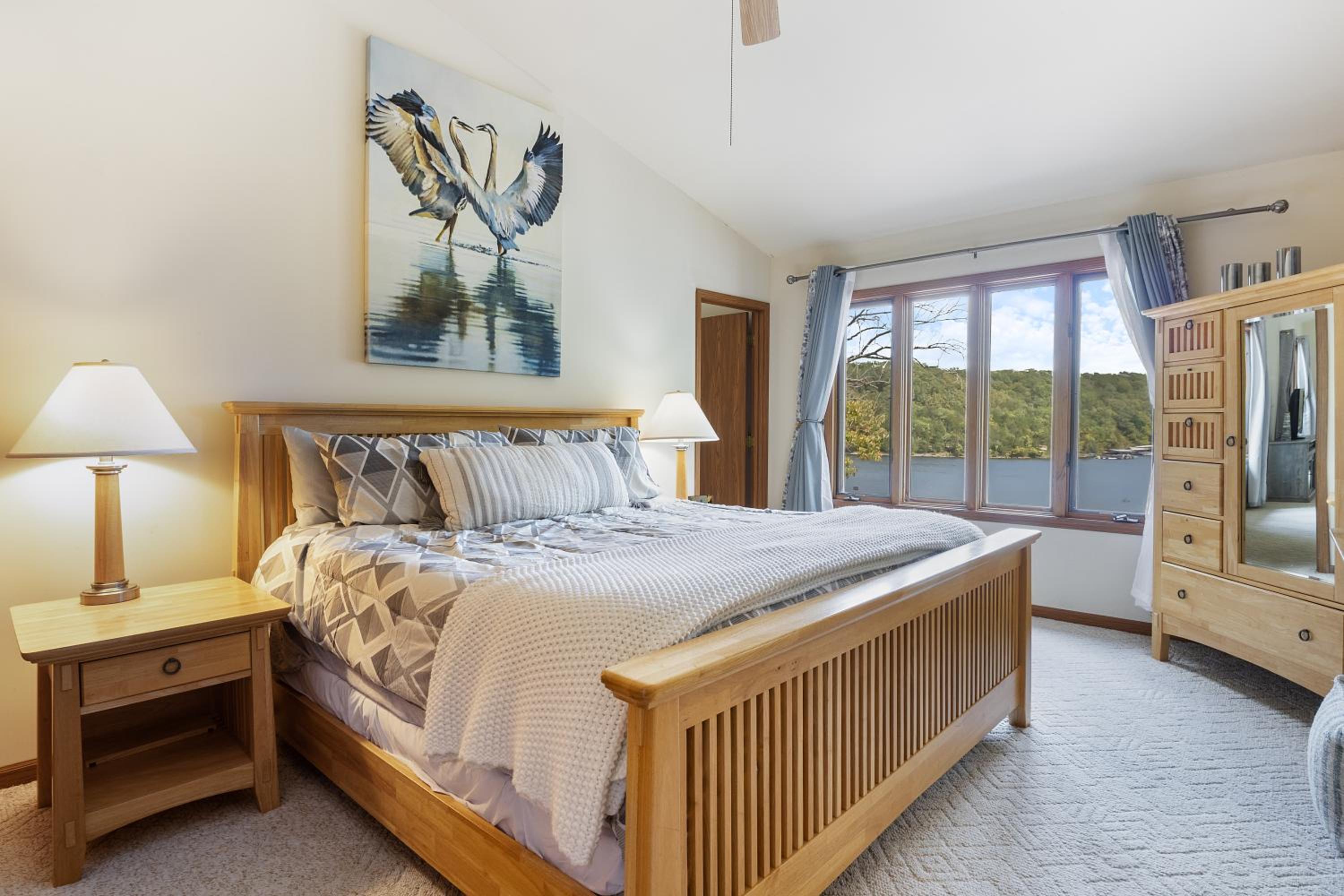 Spacious, Quiet & Great Cove, Nearby Attractions, Private Dock, Fireplace, Expansive Deck