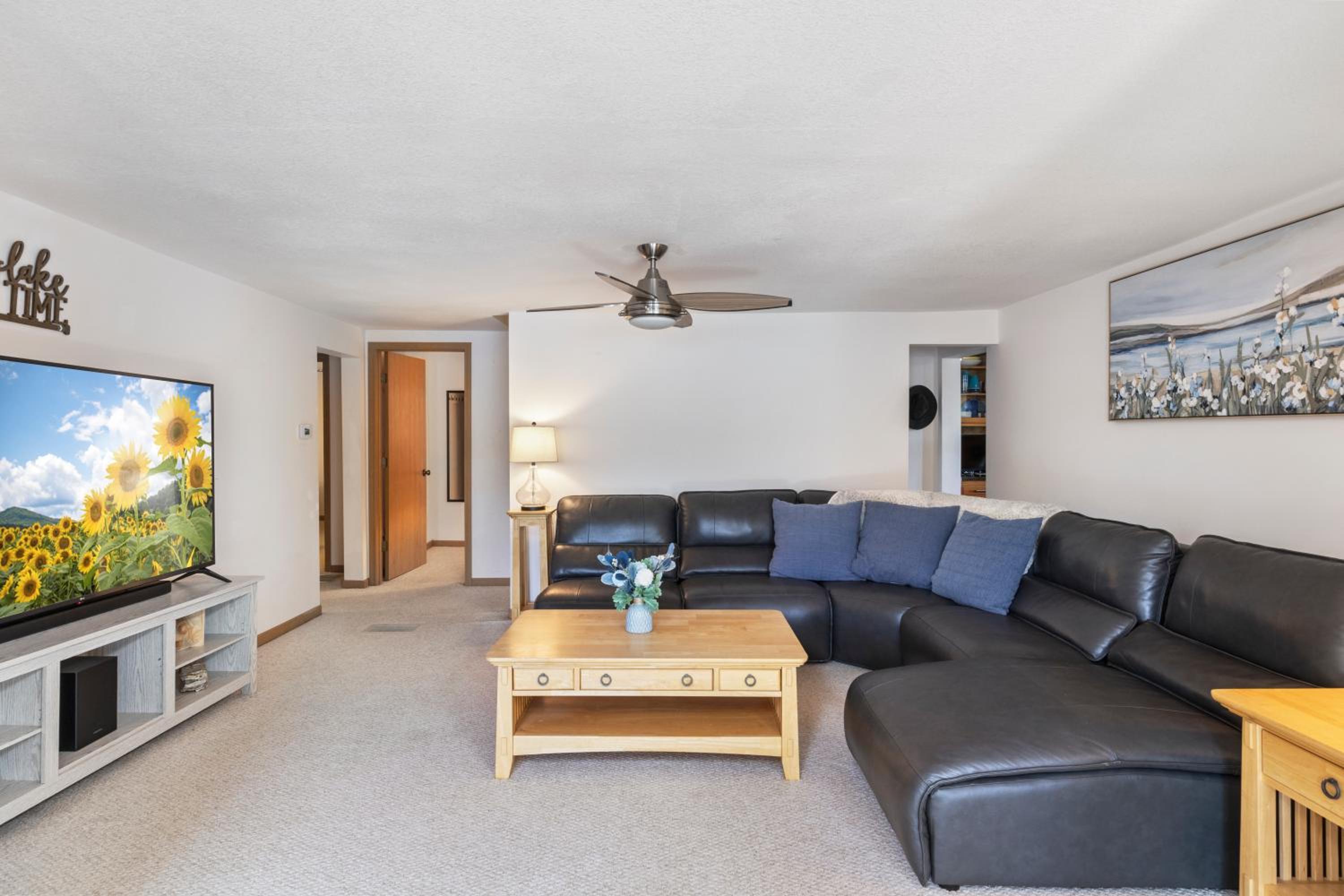 Spacious, Quiet & Great Cove, Nearby Attractions, Private Dock, Fireplace, Expansive Deck