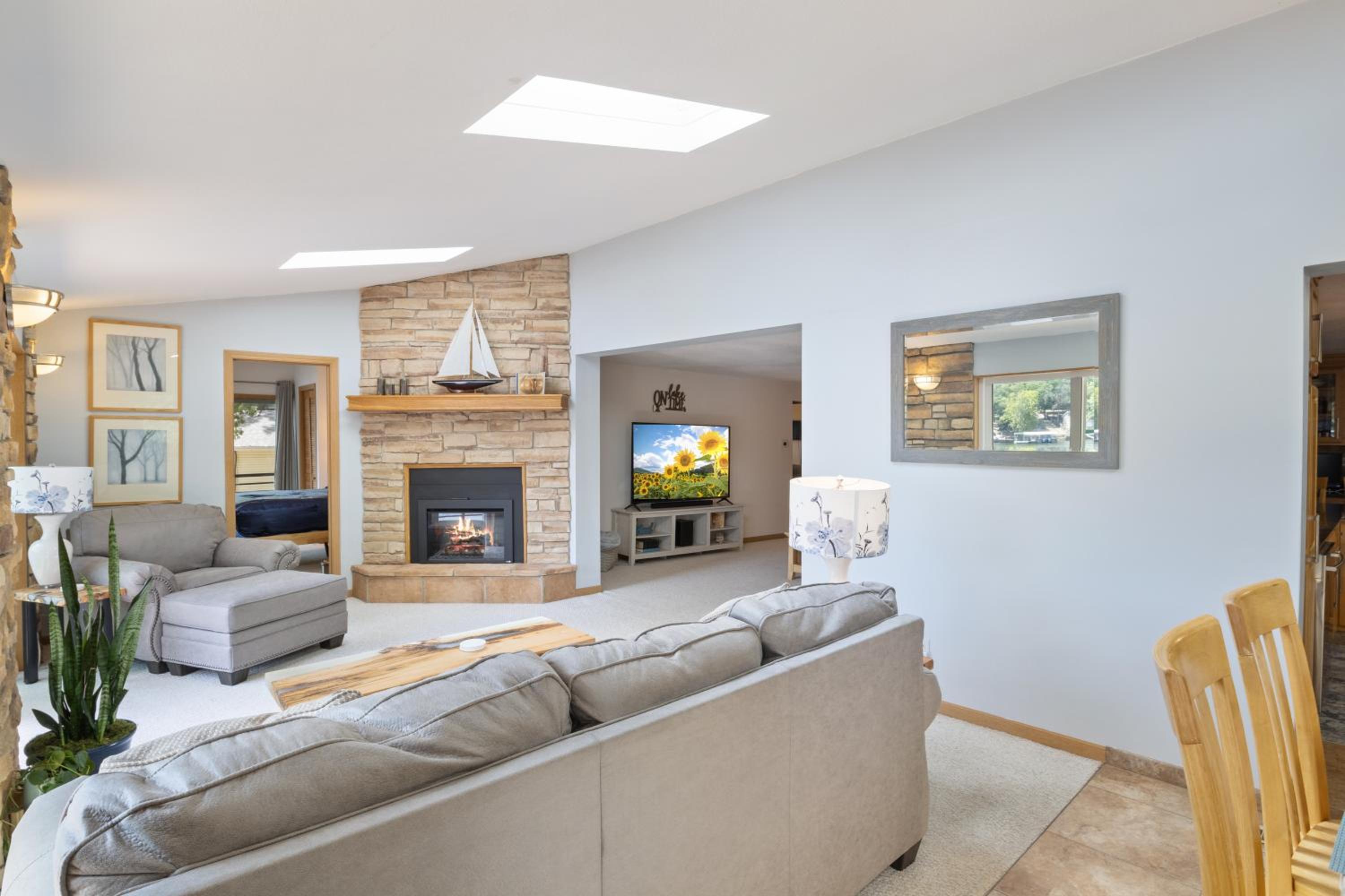 Spacious, Quiet & Great Cove, Nearby Attractions, Private Dock, Fireplace, Expansive Deck