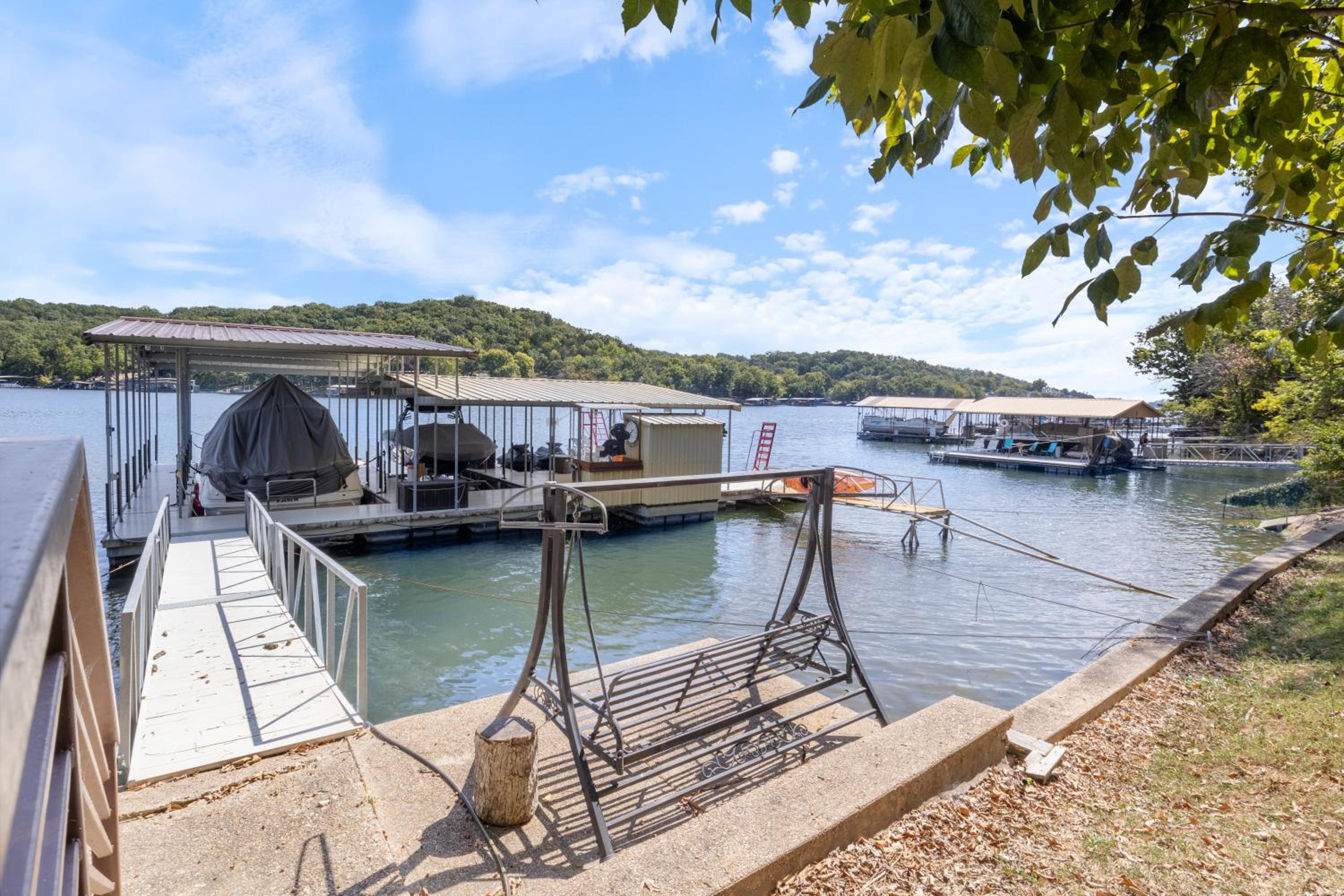 Spacious, Quiet & Great Cove, Nearby Attractions, Private Dock, Fireplace, Expansive Deck
