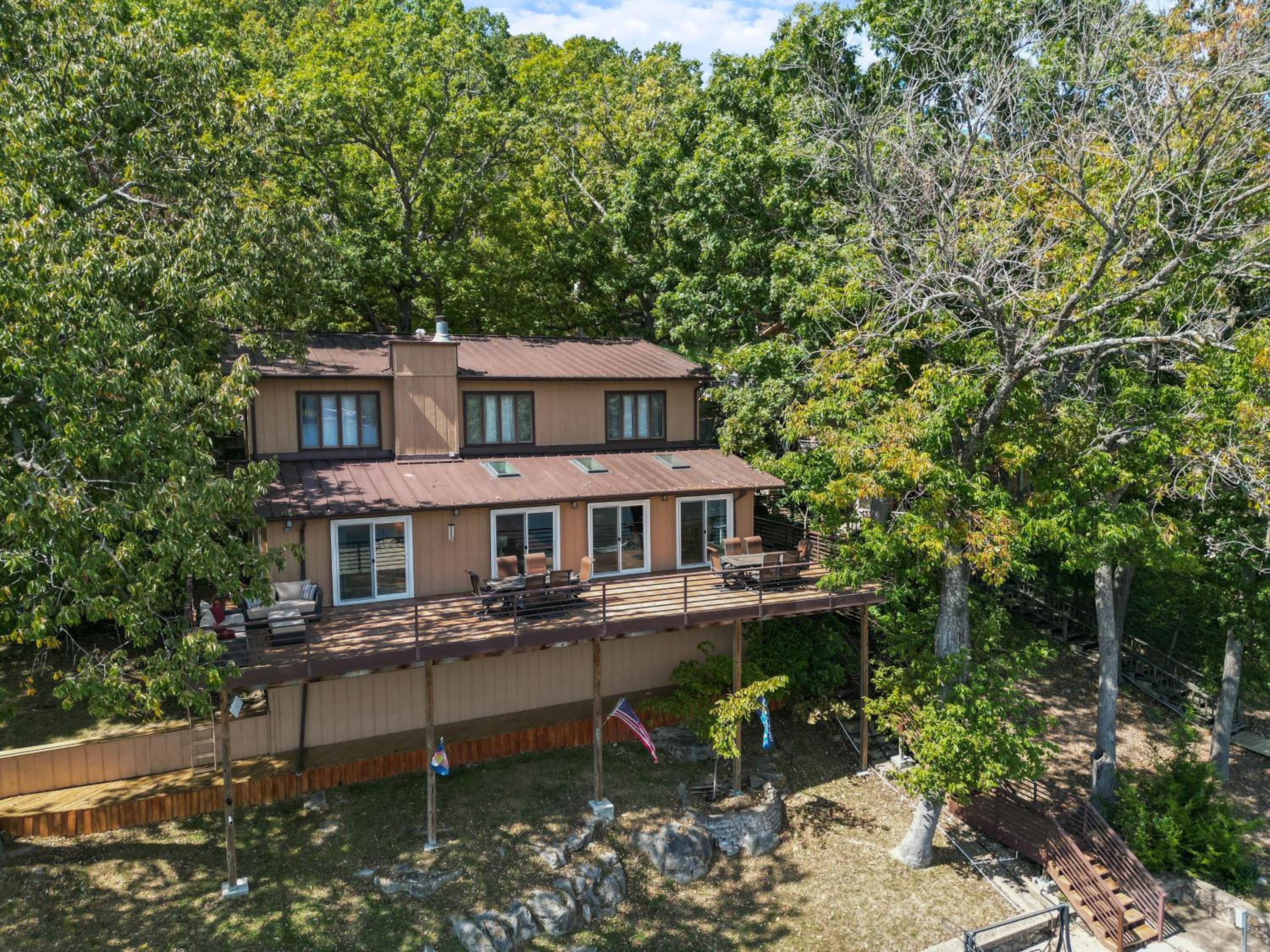 Spacious, Quiet & Great Cove, Nearby Attractions, Private Dock, Fireplace, Expansive Deck