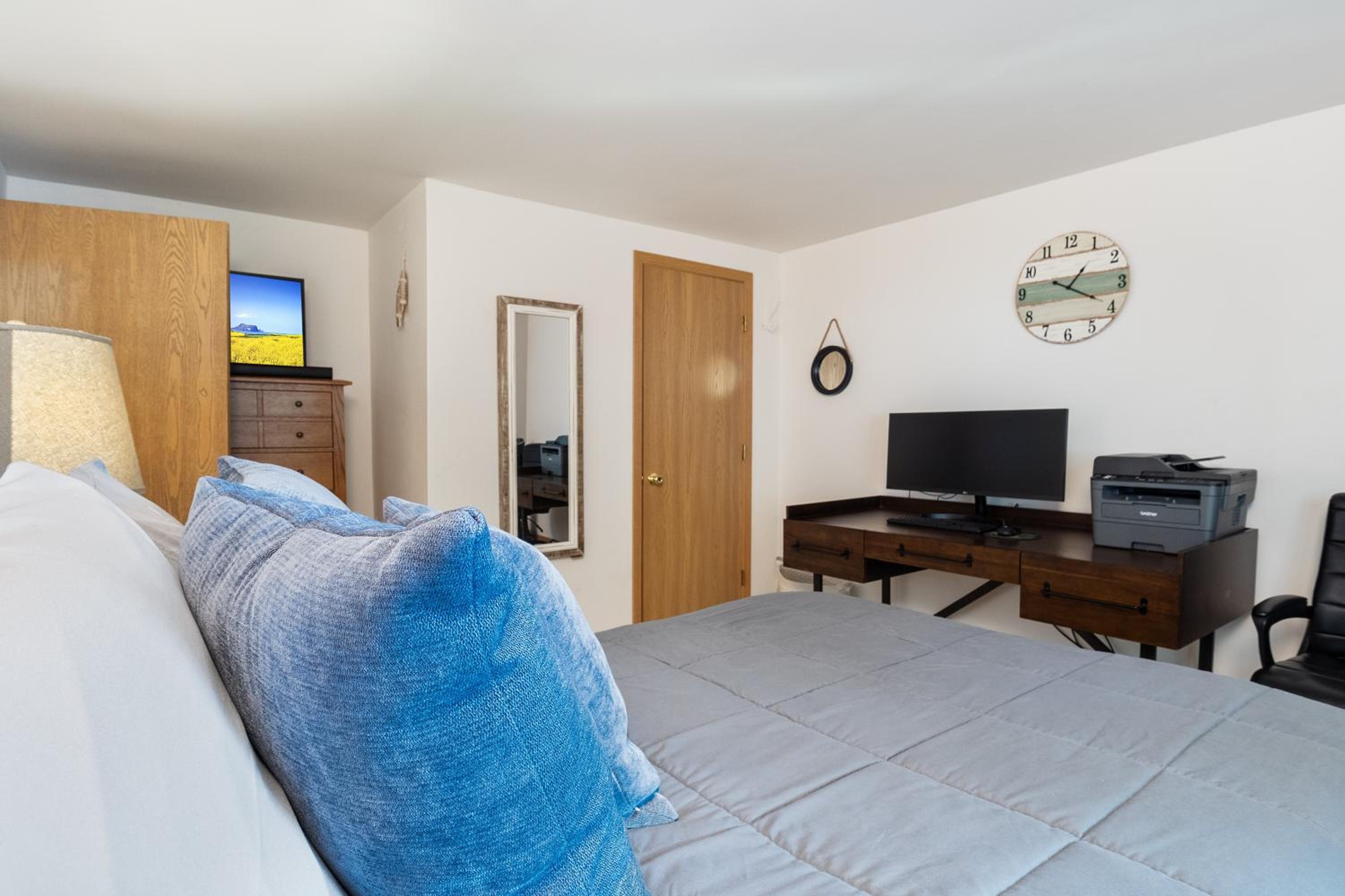 Spacious, Quiet & Great Cove, Nearby Attractions, Private Dock, Fireplace, Expansive Deck