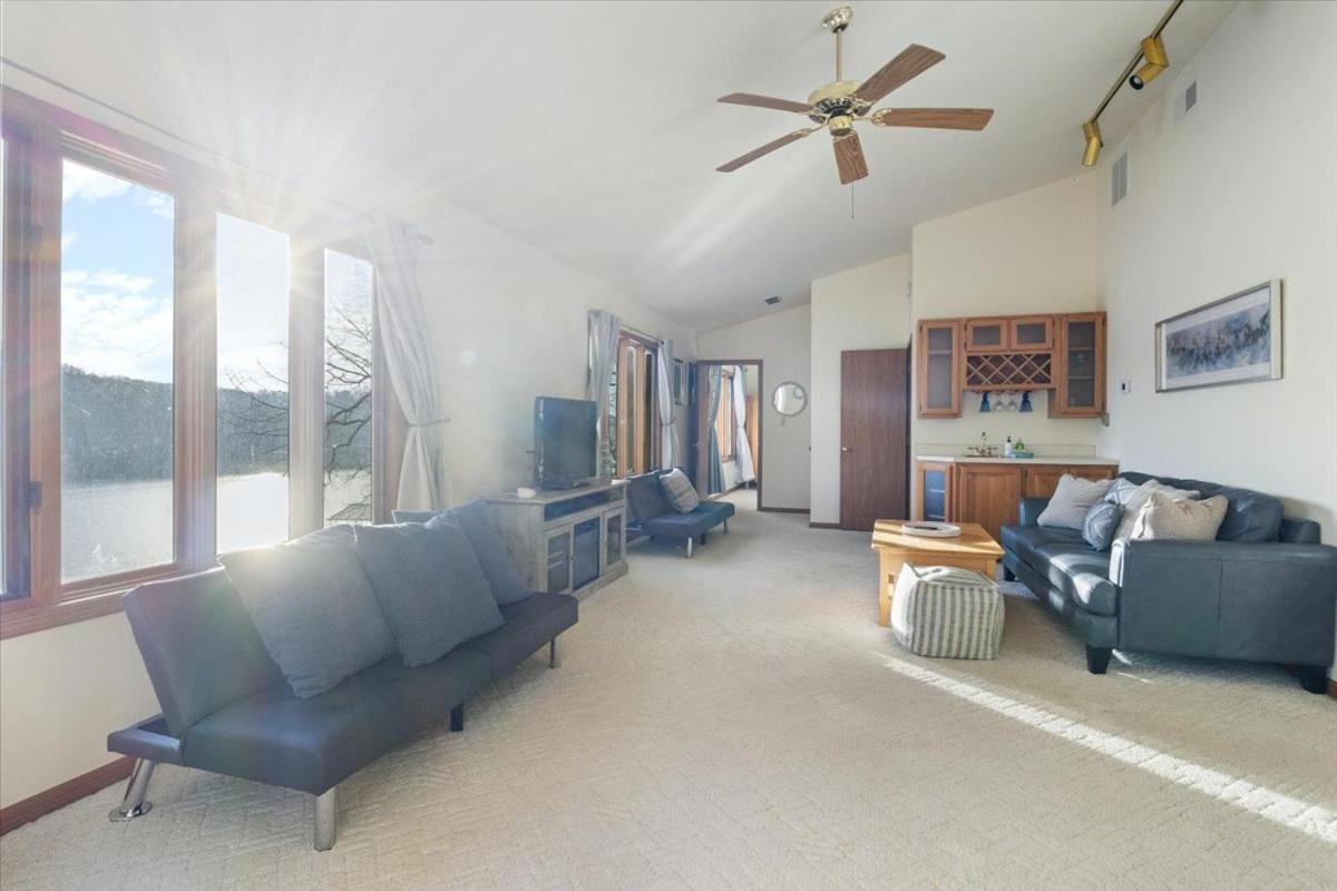 Spacious, Quiet & Great Cove, Nearby Attractions, Private Dock, Fireplace, Expansive Deck