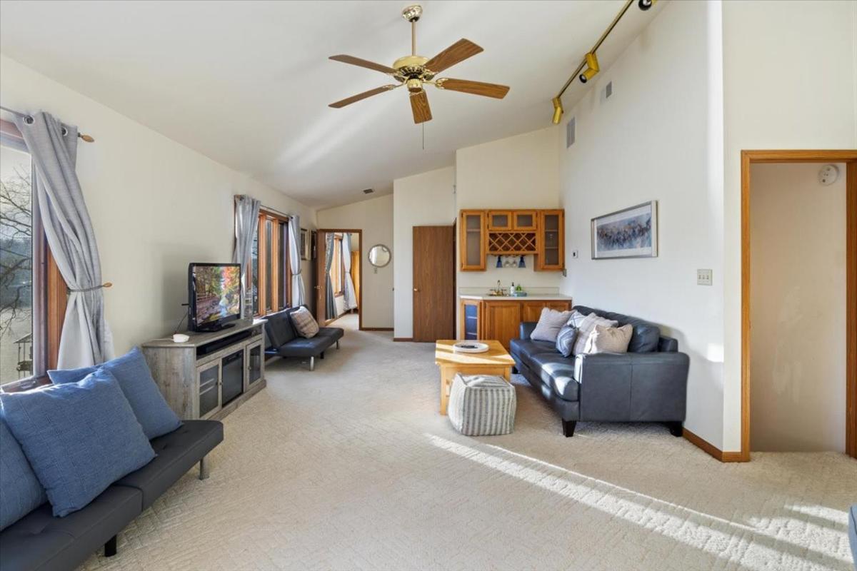 Spacious, Quiet & Great Cove, Nearby Attractions, Private Dock, Fireplace, Expansive Deck
