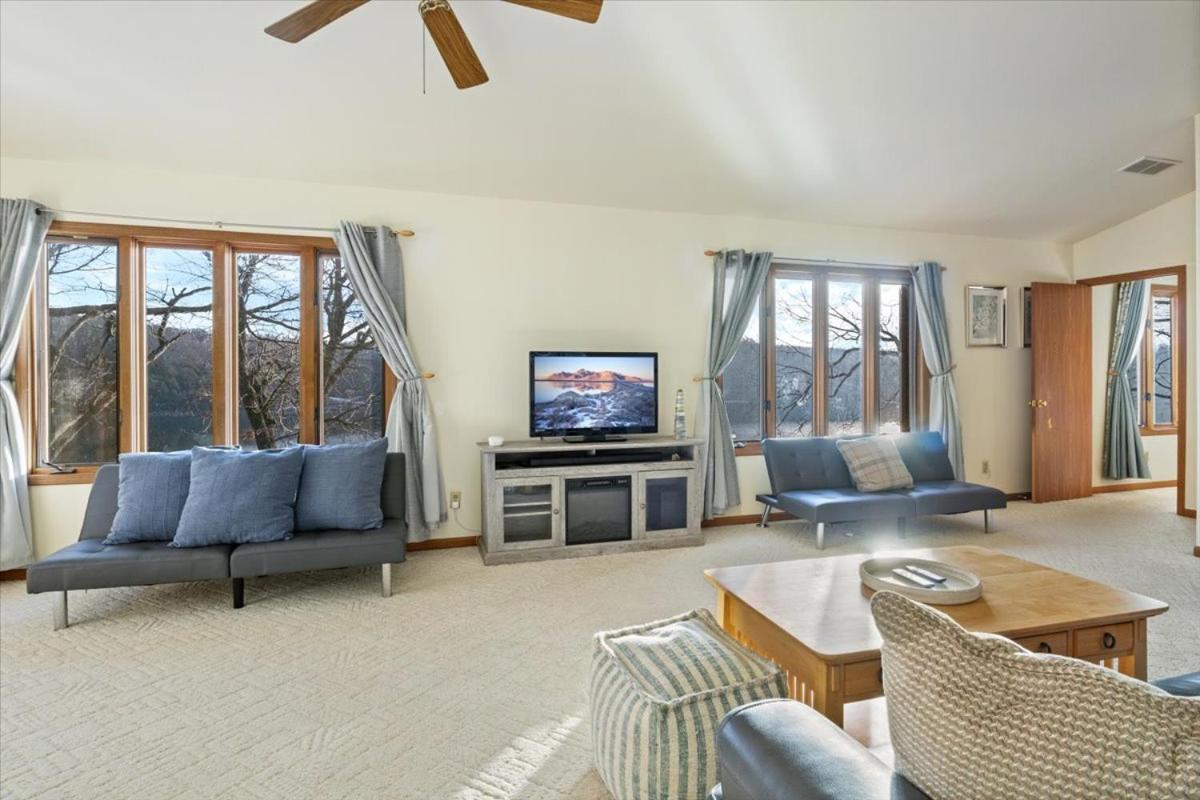 Spacious, Quiet & Great Cove, Nearby Attractions, Private Dock, Fireplace, Expansive Deck