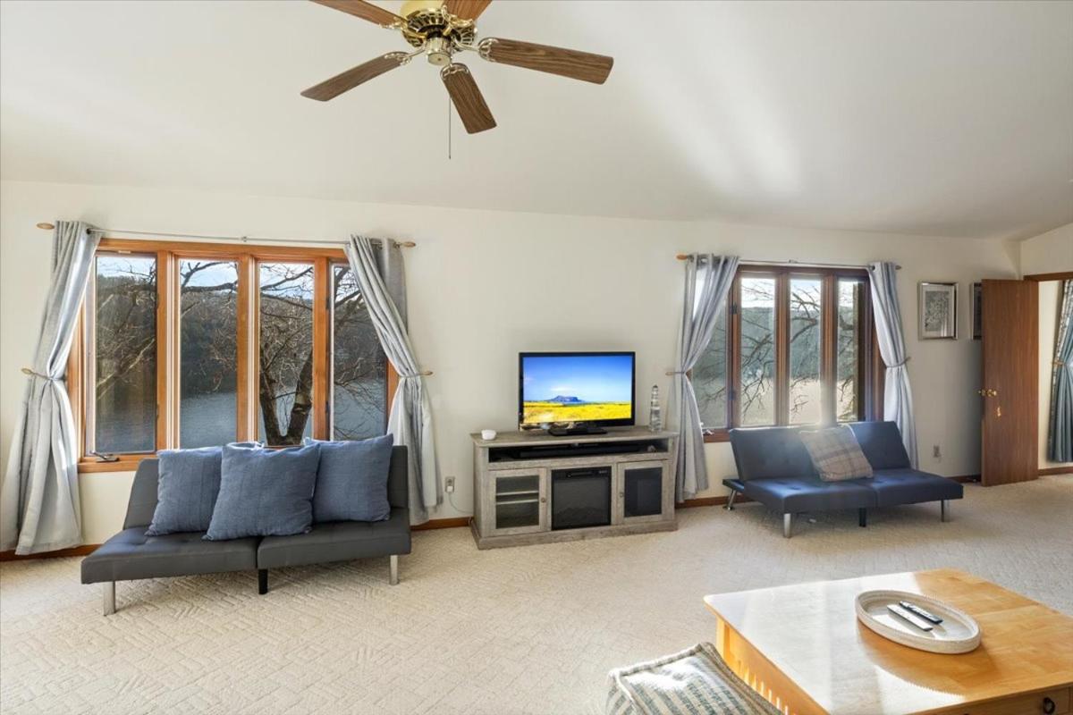 Spacious, Quiet & Great Cove, Nearby Attractions, Private Dock, Fireplace, Expansive Deck