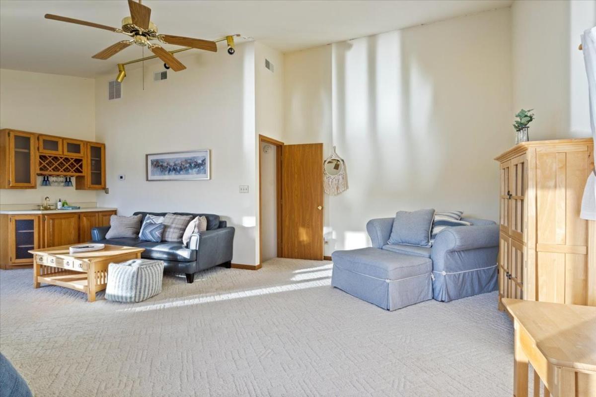 Spacious, Quiet & Great Cove, Nearby Attractions, Private Dock, Fireplace, Expansive Deck