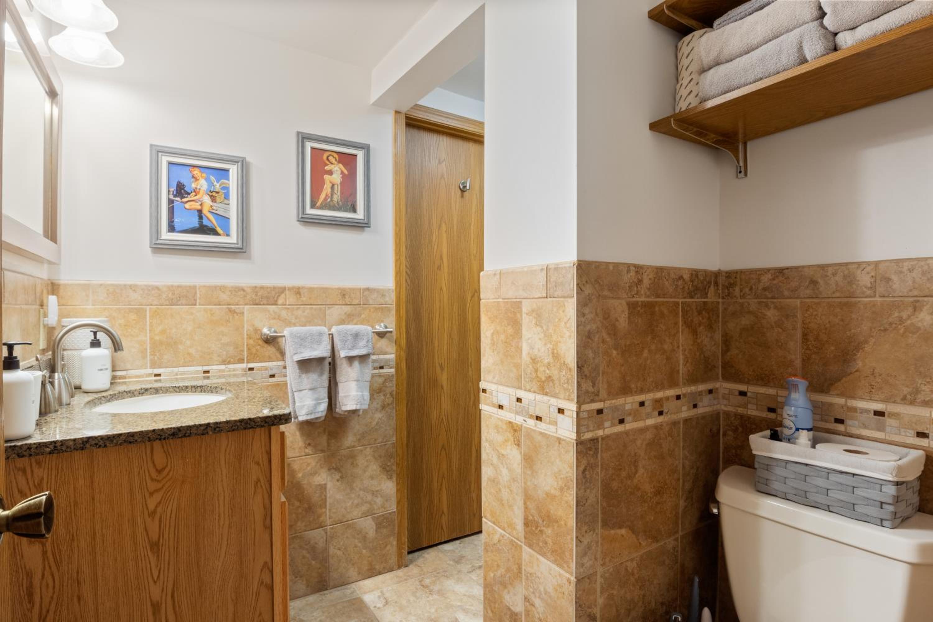 Spacious, Quiet & Great Cove, Nearby Attractions, Private Dock, Fireplace, Expansive Deck