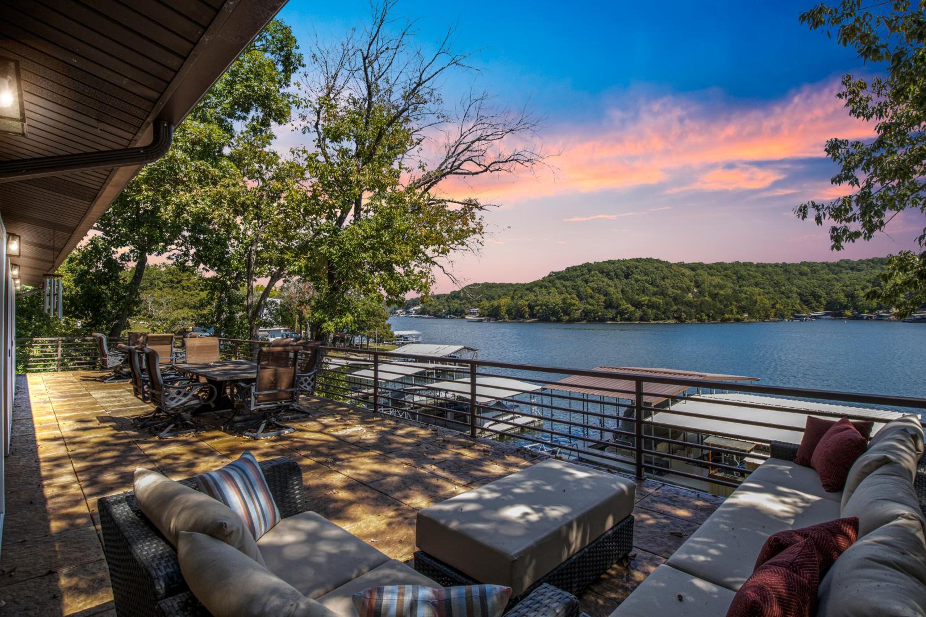 Spacious, Quiet & Great Cove, Nearby Attractions, Private Dock, Fireplace, Expansive Deck