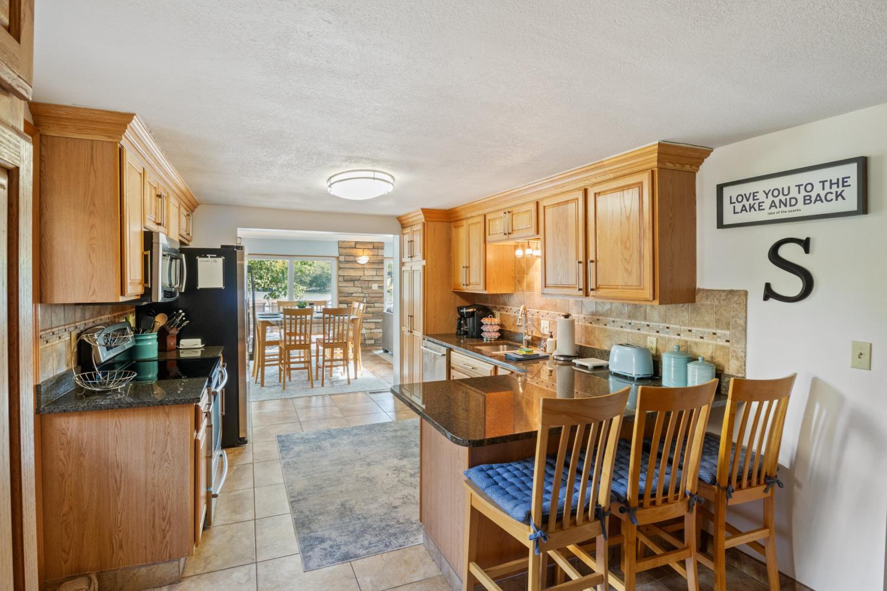 Spacious, Quiet & Great Cove, Nearby Attractions, Private Dock, Fireplace, Expansive Deck