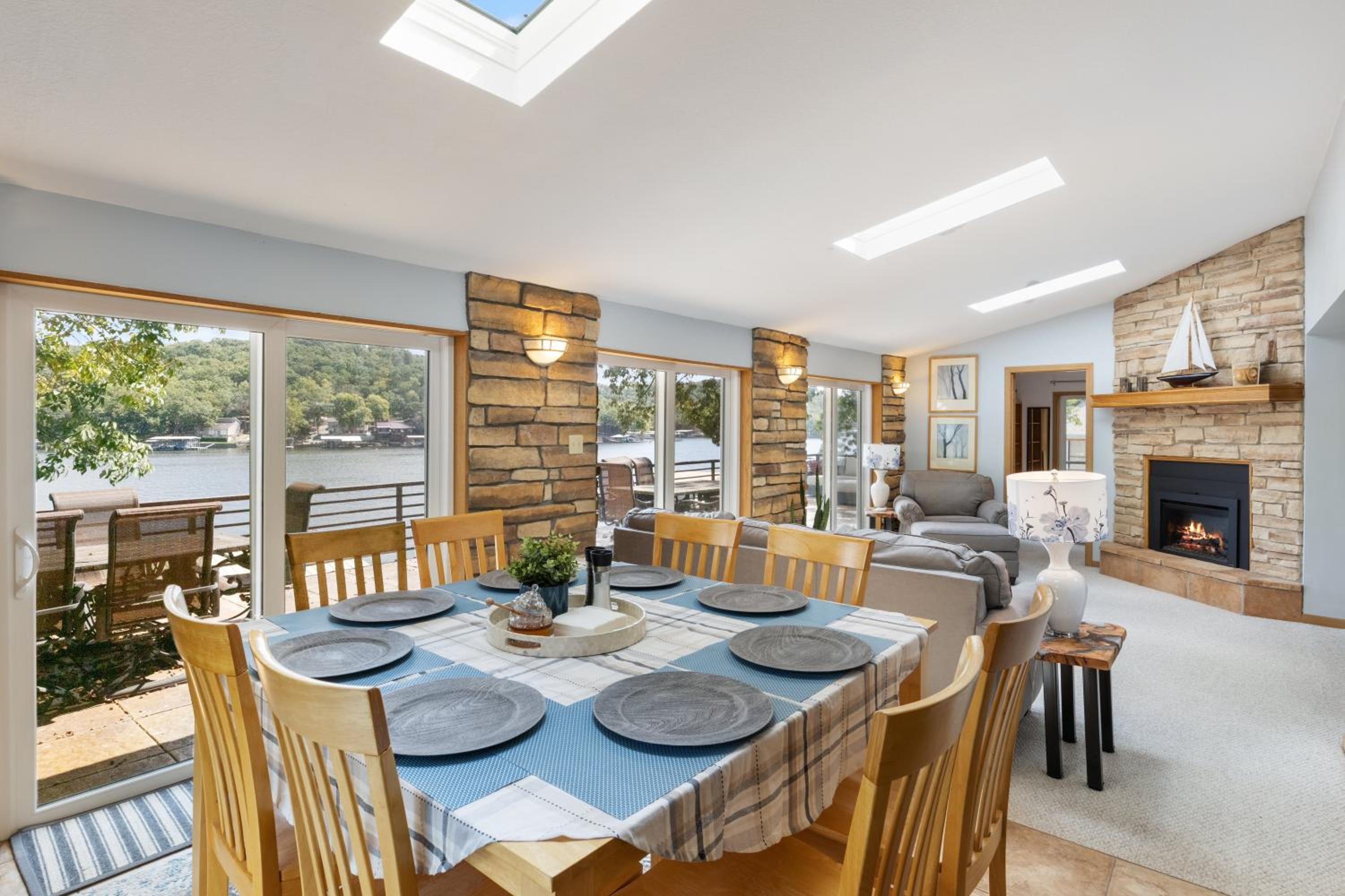 Spacious, Quiet & Great Cove, Nearby Attractions, Private Dock, Fireplace, Expansive Deck