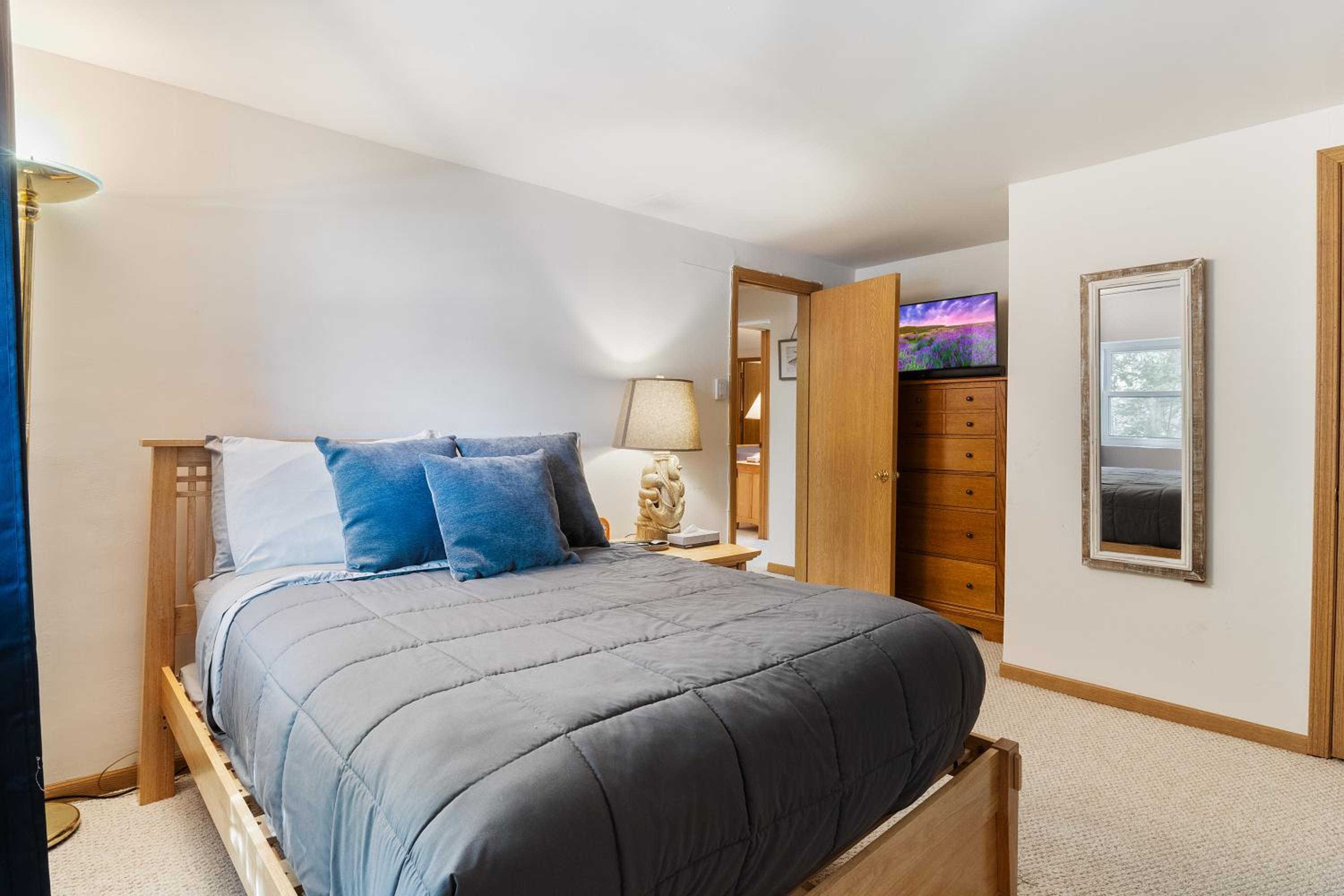 Spacious, Quiet & Great Cove, Nearby Attractions, Private Dock, Fireplace, Expansive Deck