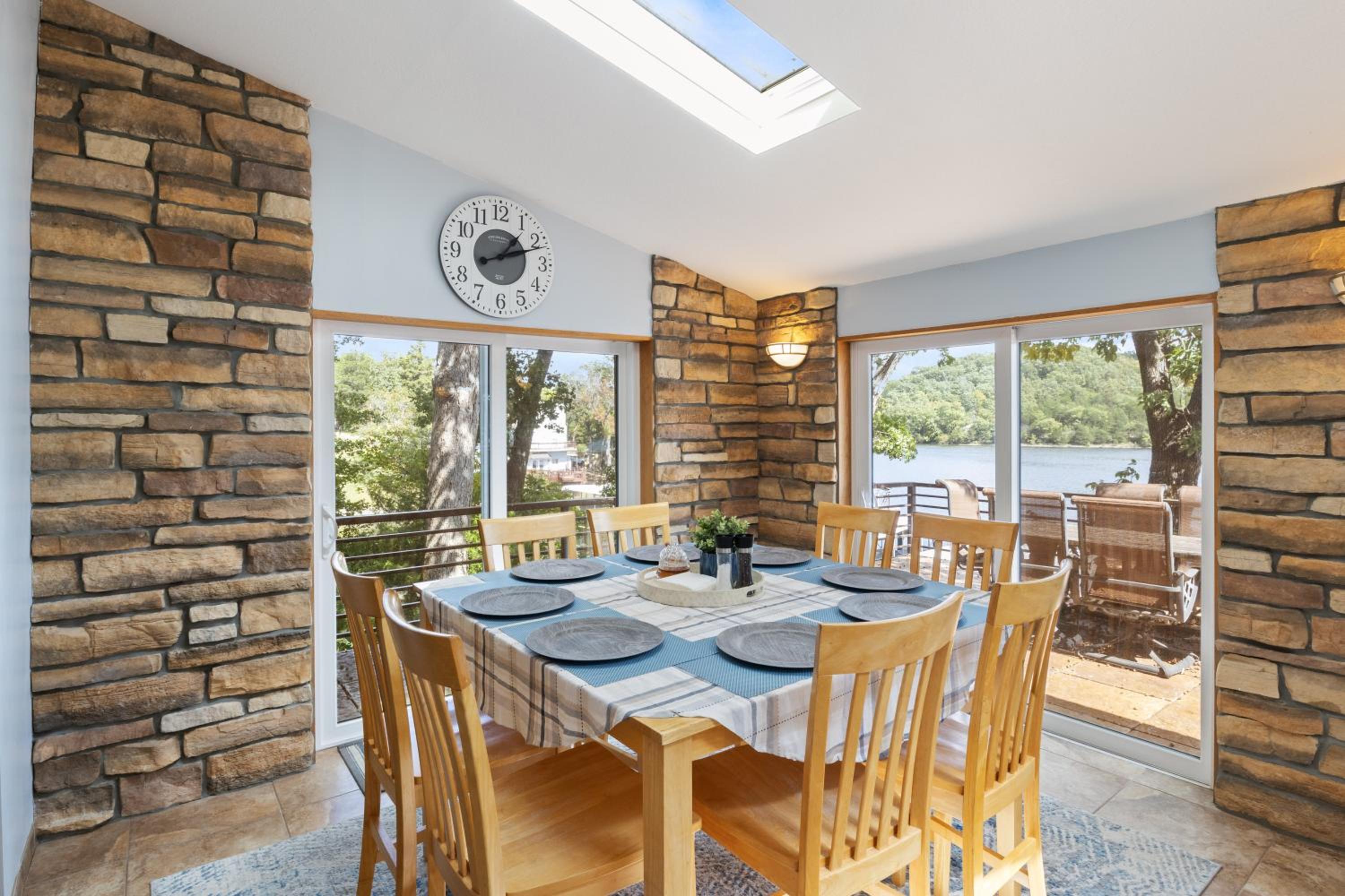 Spacious, Quiet & Great Cove, Nearby Attractions, Private Dock, Fireplace, Expansive Deck