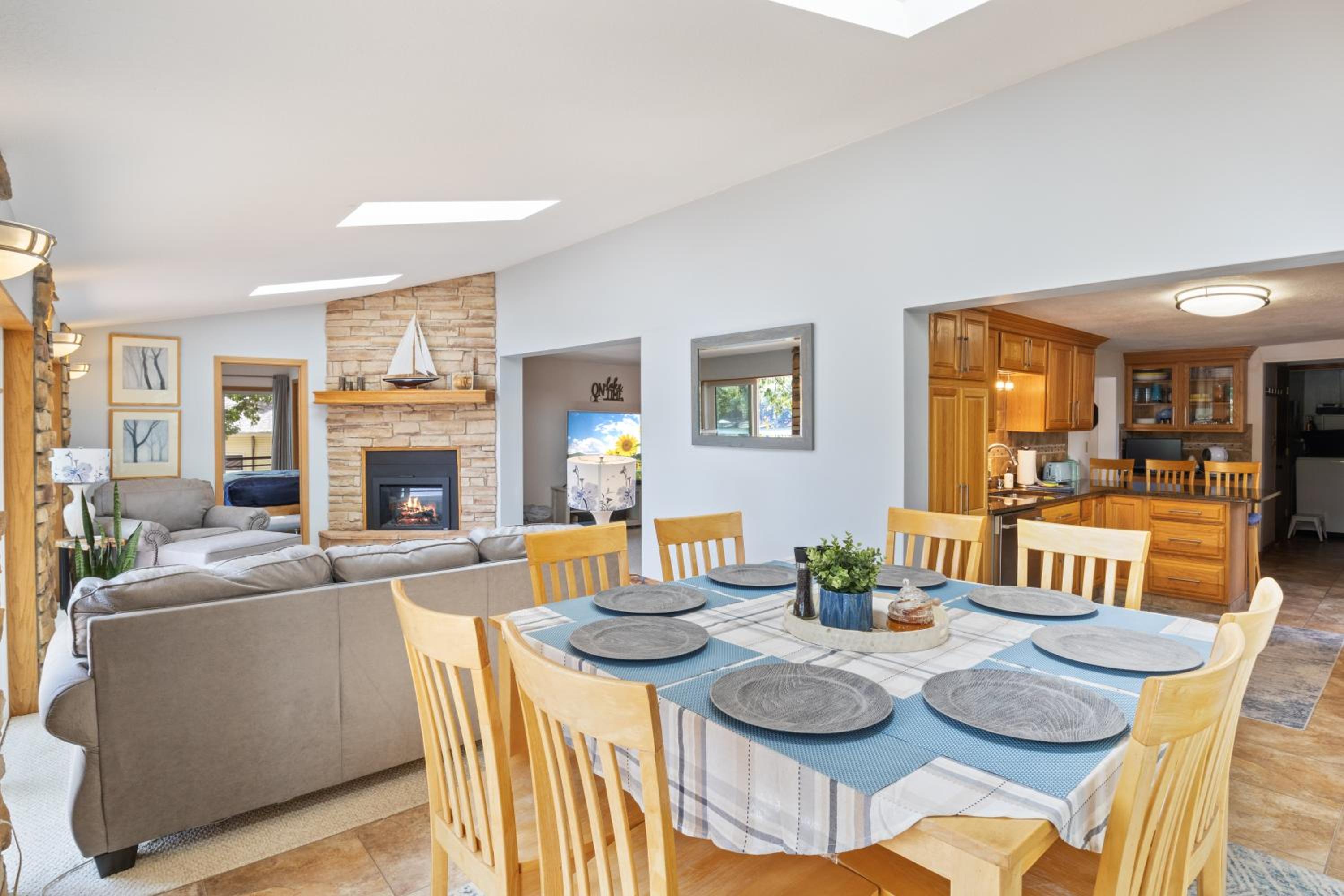 Spacious, Quiet & Great Cove, Nearby Attractions, Private Dock, Fireplace, Expansive Deck