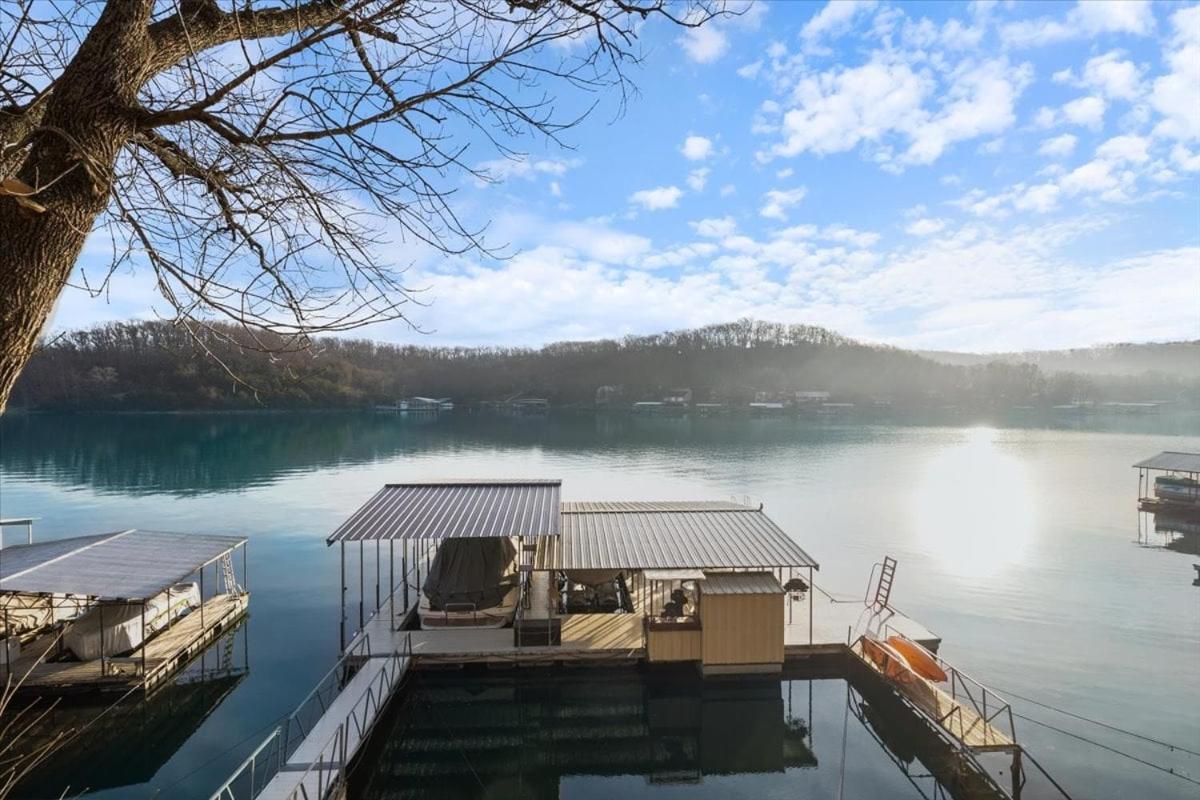 Spacious, Quiet & Great Cove, Nearby Attractions, Private Dock, Fireplace, Expansive Deck