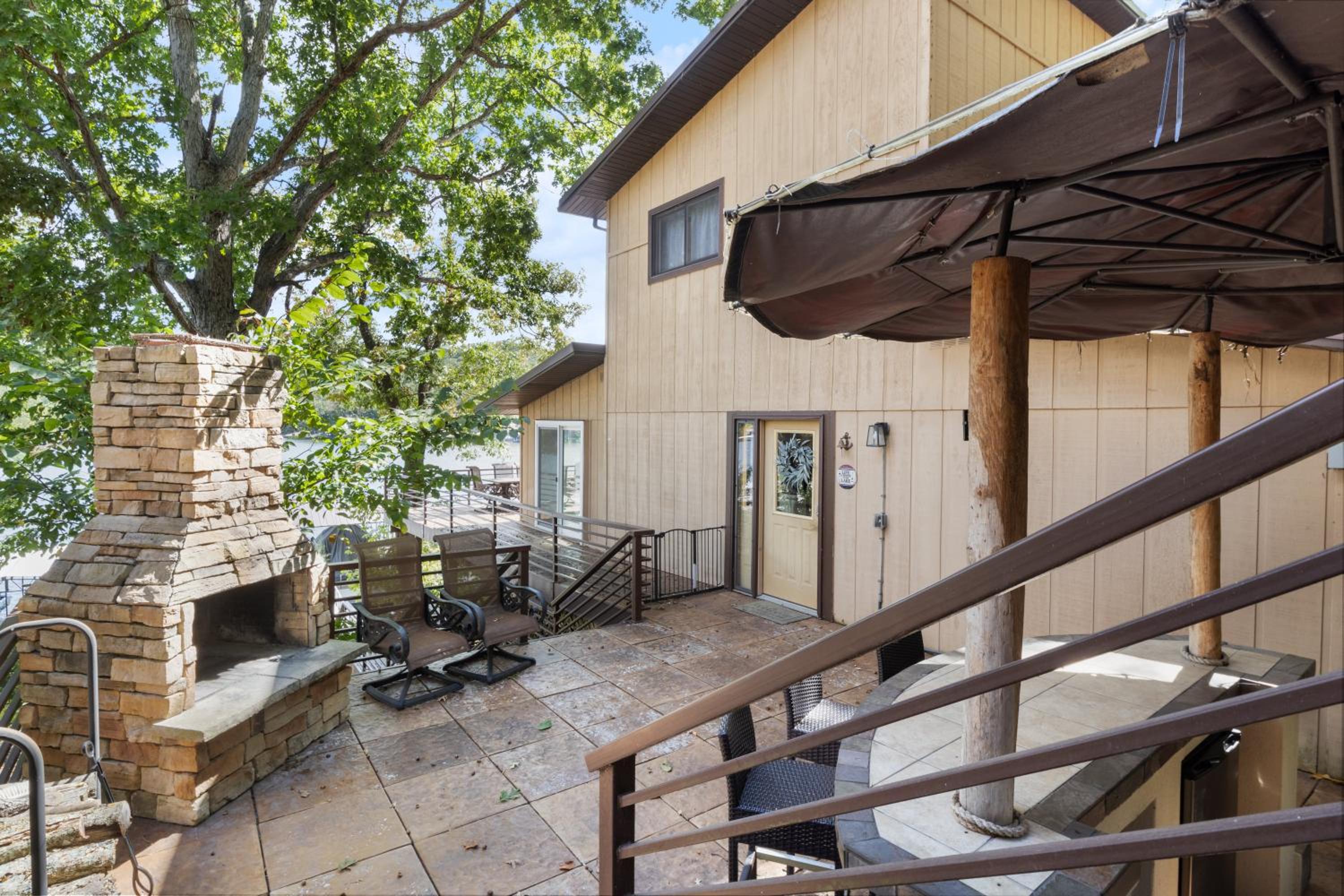 Spacious, Quiet & Great Cove, Nearby Attractions, Private Dock, Fireplace, Expansive Deck