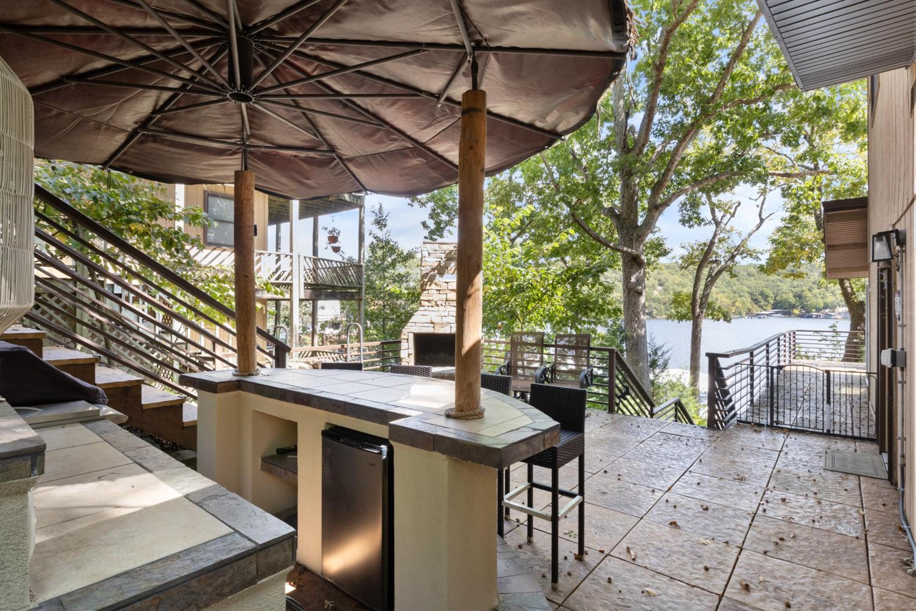 Spacious, Quiet & Great Cove, Nearby Attractions, Private Dock, Fireplace, Expansive Deck