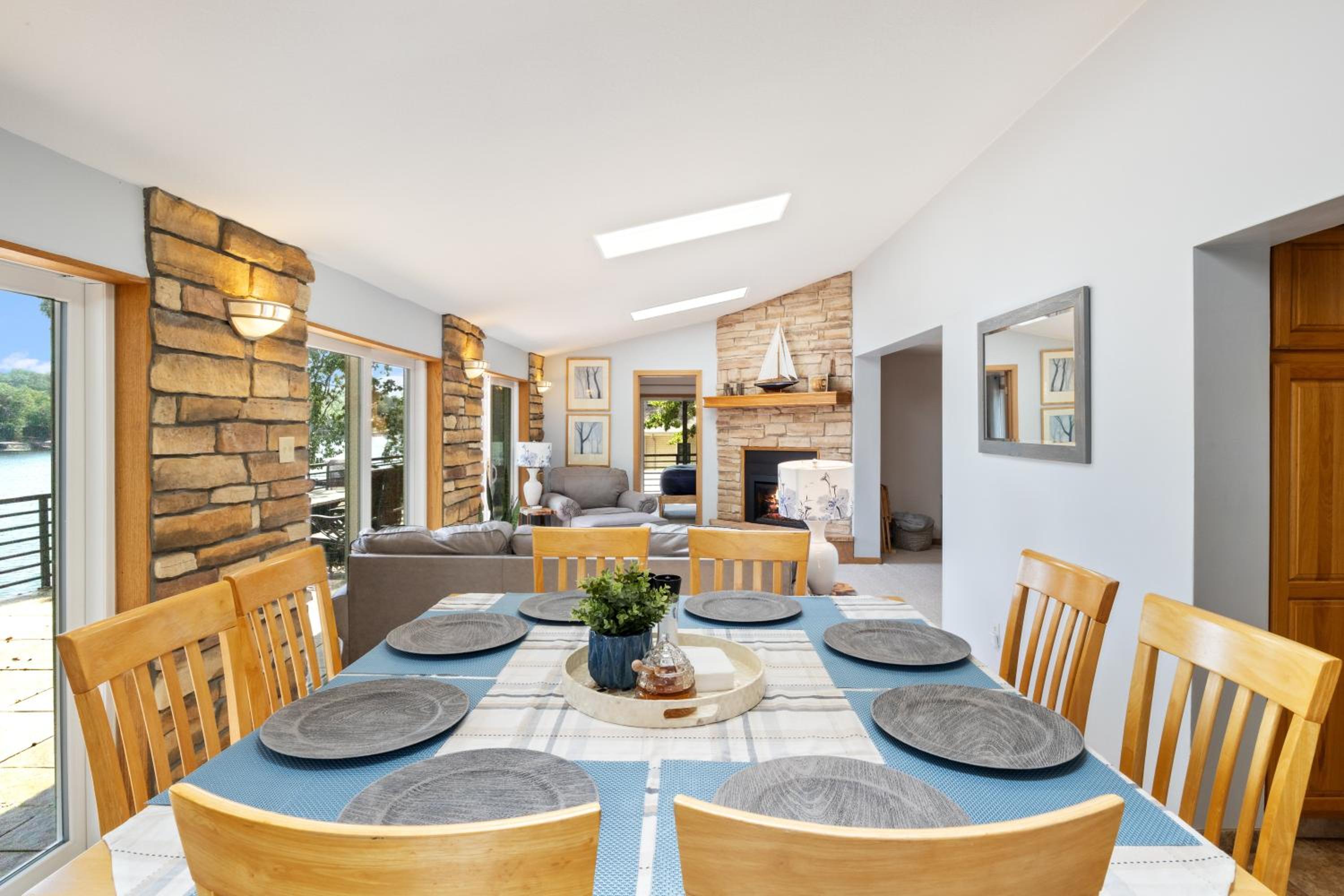 Spacious, Quiet & Great Cove, Nearby Attractions, Private Dock, Fireplace, Expansive Deck