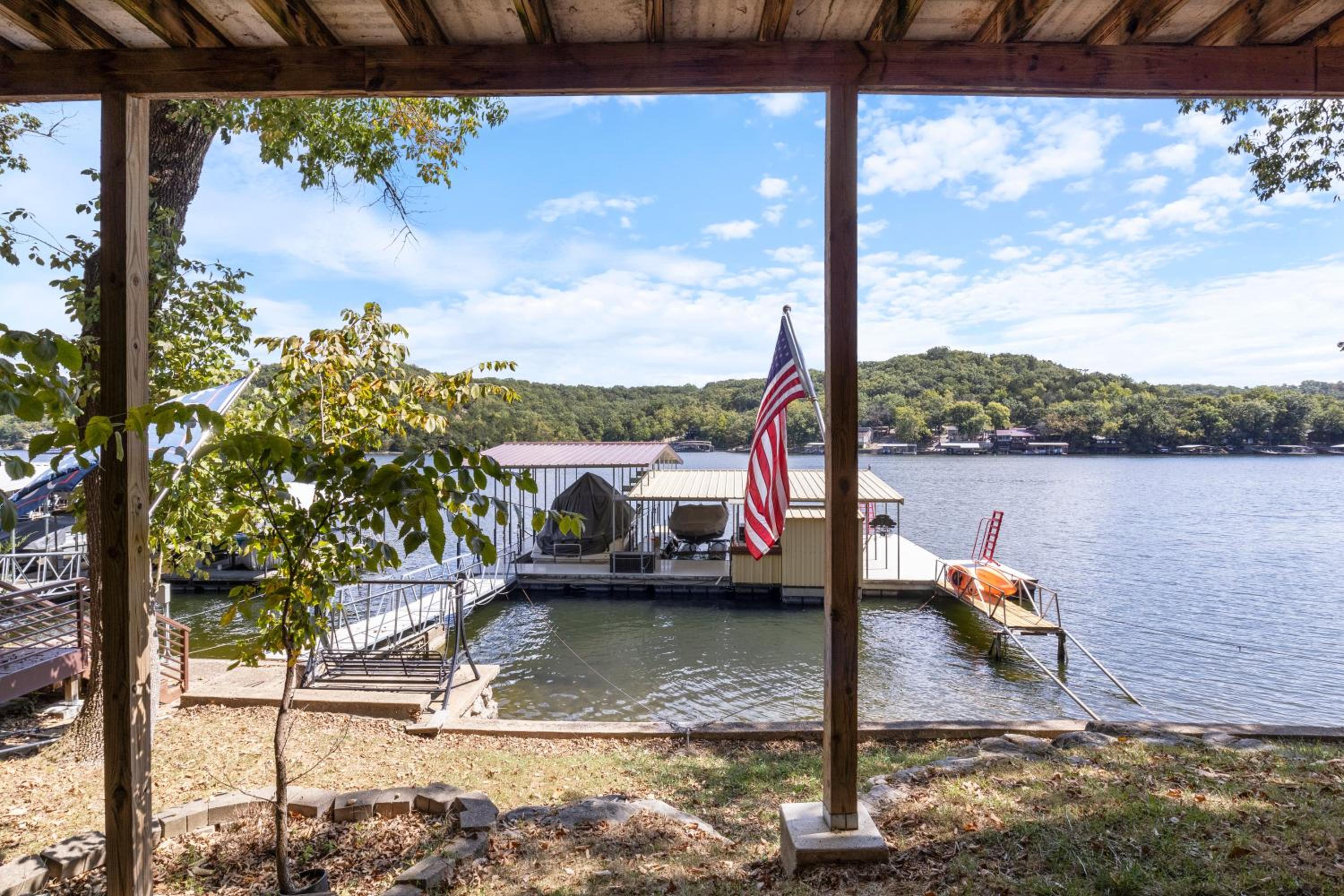 Spacious, Quiet & Great Cove, Nearby Attractions, Private Dock, Fireplace, Expansive Deck