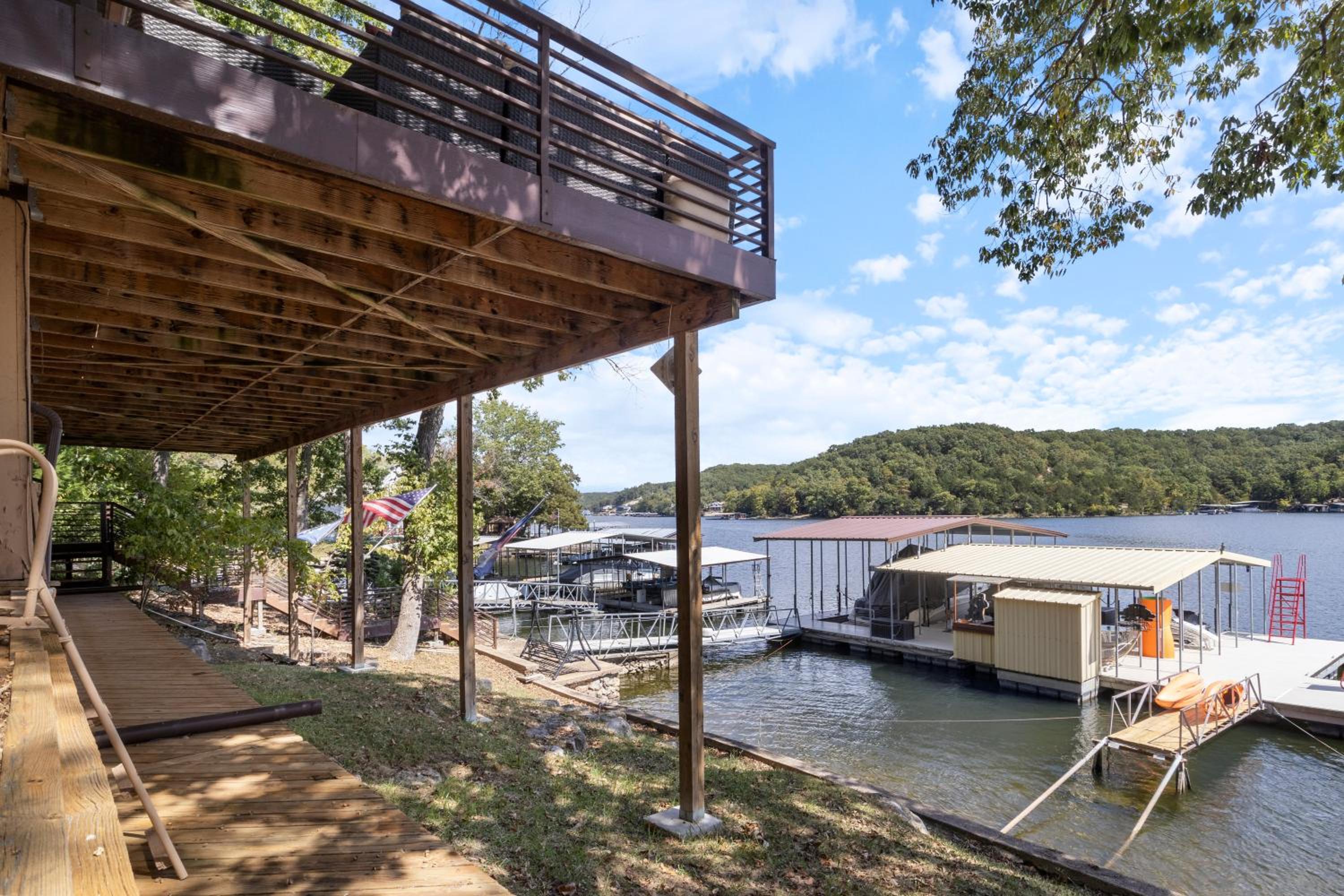 Spacious, Quiet & Great Cove, Nearby Attractions, Private Dock, Fireplace, Expansive Deck