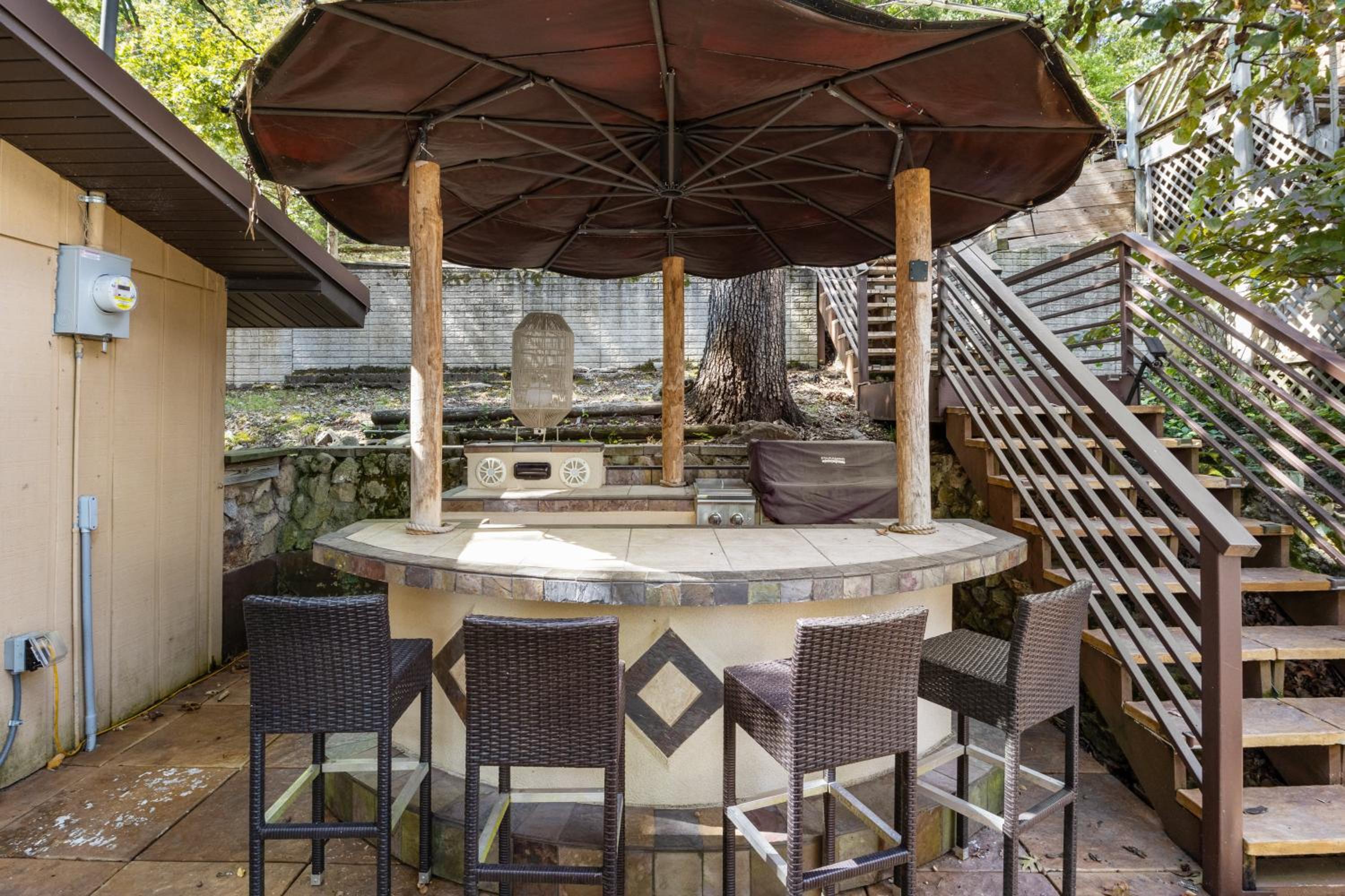 Spacious, Quiet & Great Cove, Nearby Attractions, Private Dock, Fireplace, Expansive Deck