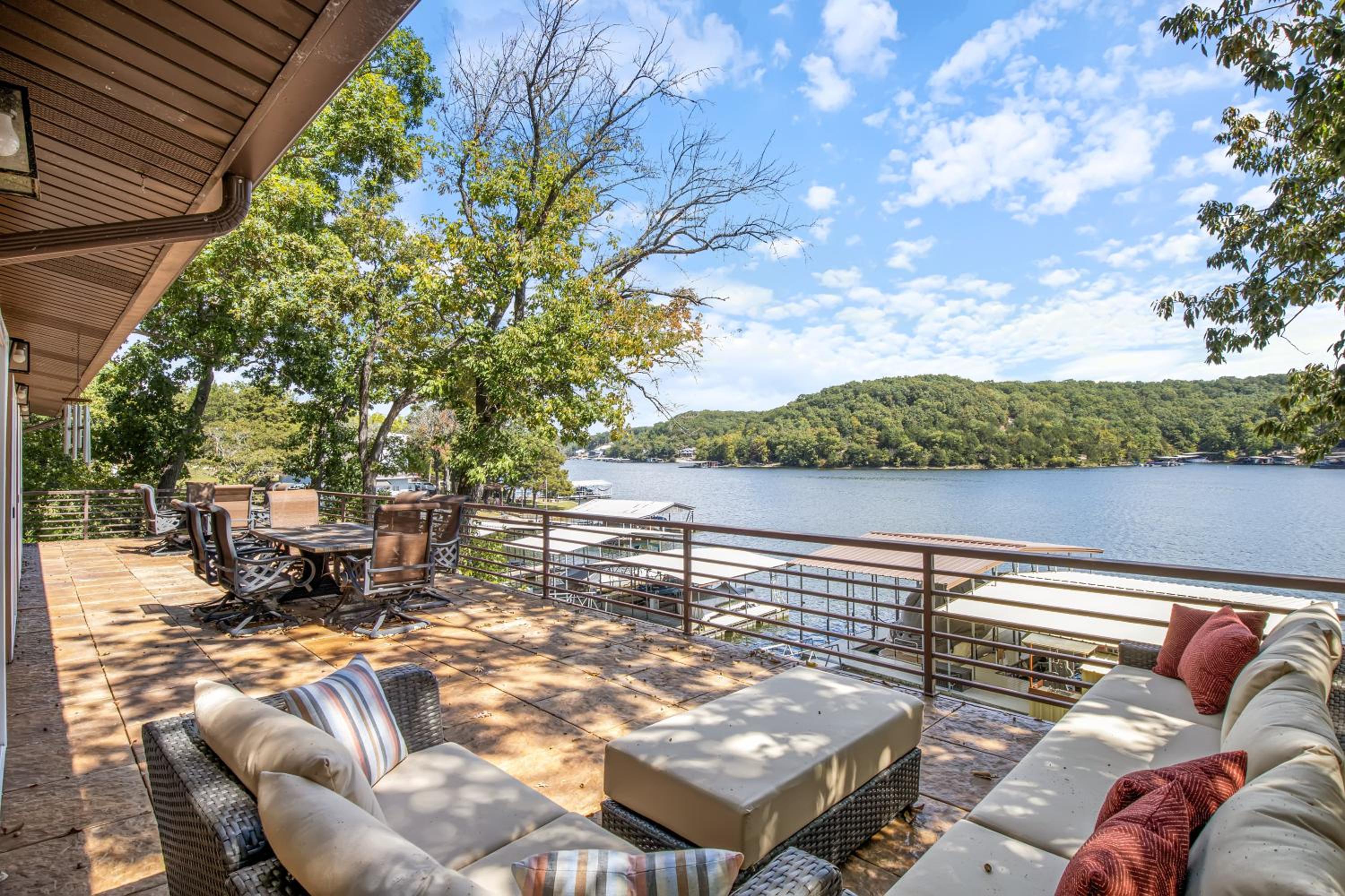 Spacious, Quiet & Great Cove, Nearby Attractions, Private Dock, Fireplace, Expansive Deck