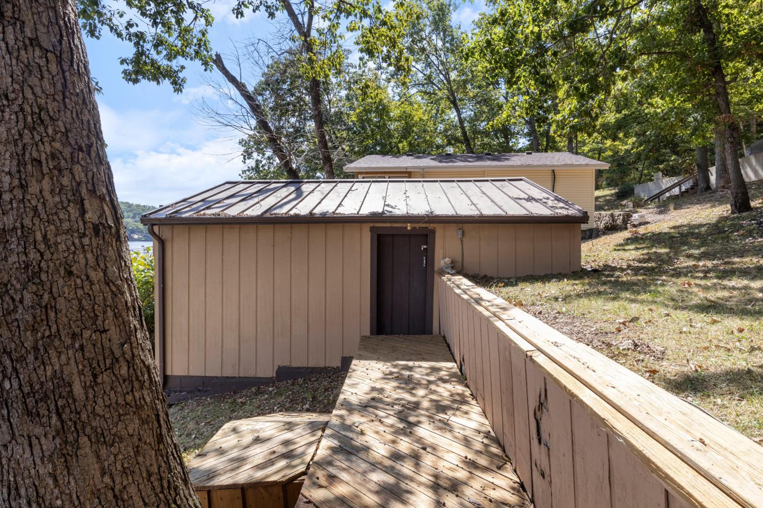 Spacious, Quiet & Great Cove, Nearby Attractions, Private Dock, Fireplace, Expansive Deck